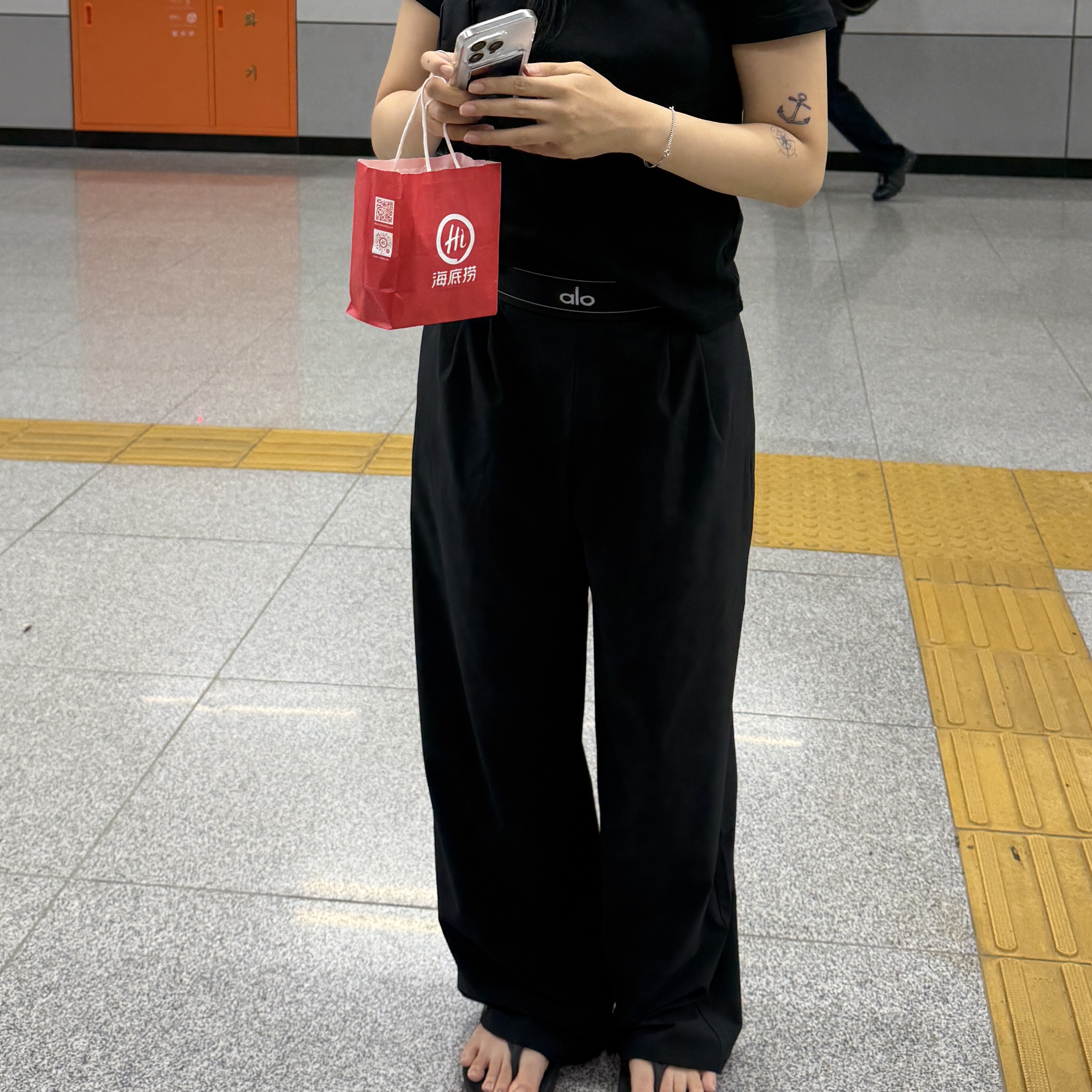 (W) Alo Yoga Regular Suit Up Trousers Black 착용 스타일