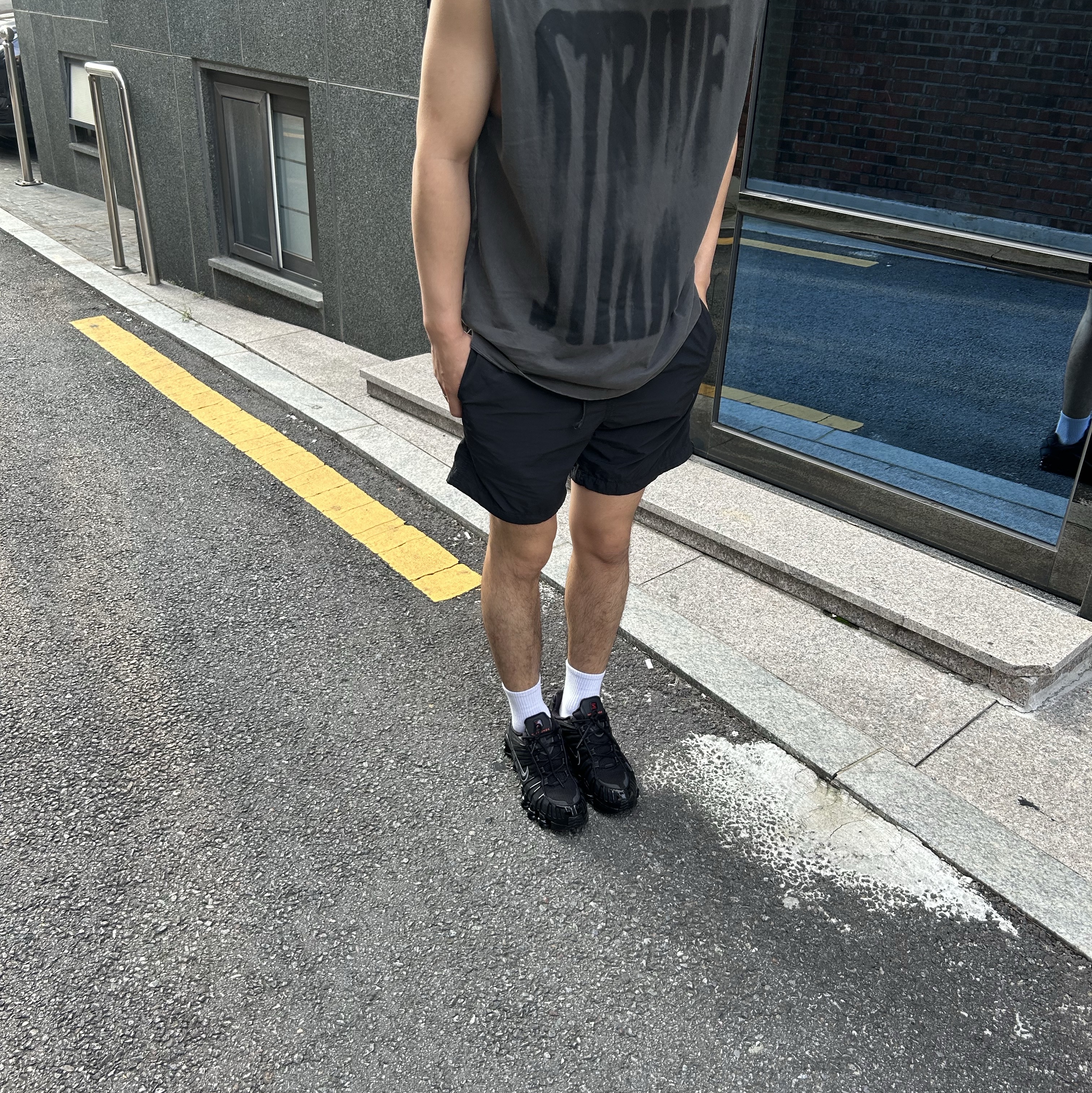 Nike Shox TL Black Metallic Hematite 착용 스타일 - 1