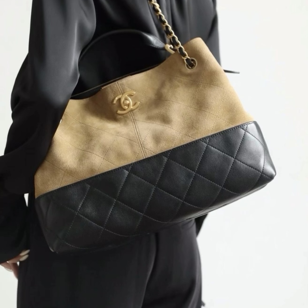 Chanel Small Shopping Bag Suede Calfskin Lambskin & Gold Beige Black 착용 스타일 - 1