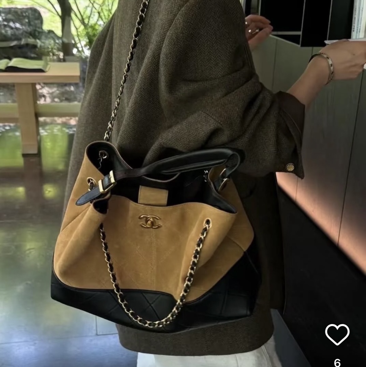 Chanel Small Shopping Bag Suede Calfskin Lambskin & Gold Beige Black 착용 스타일 - 2