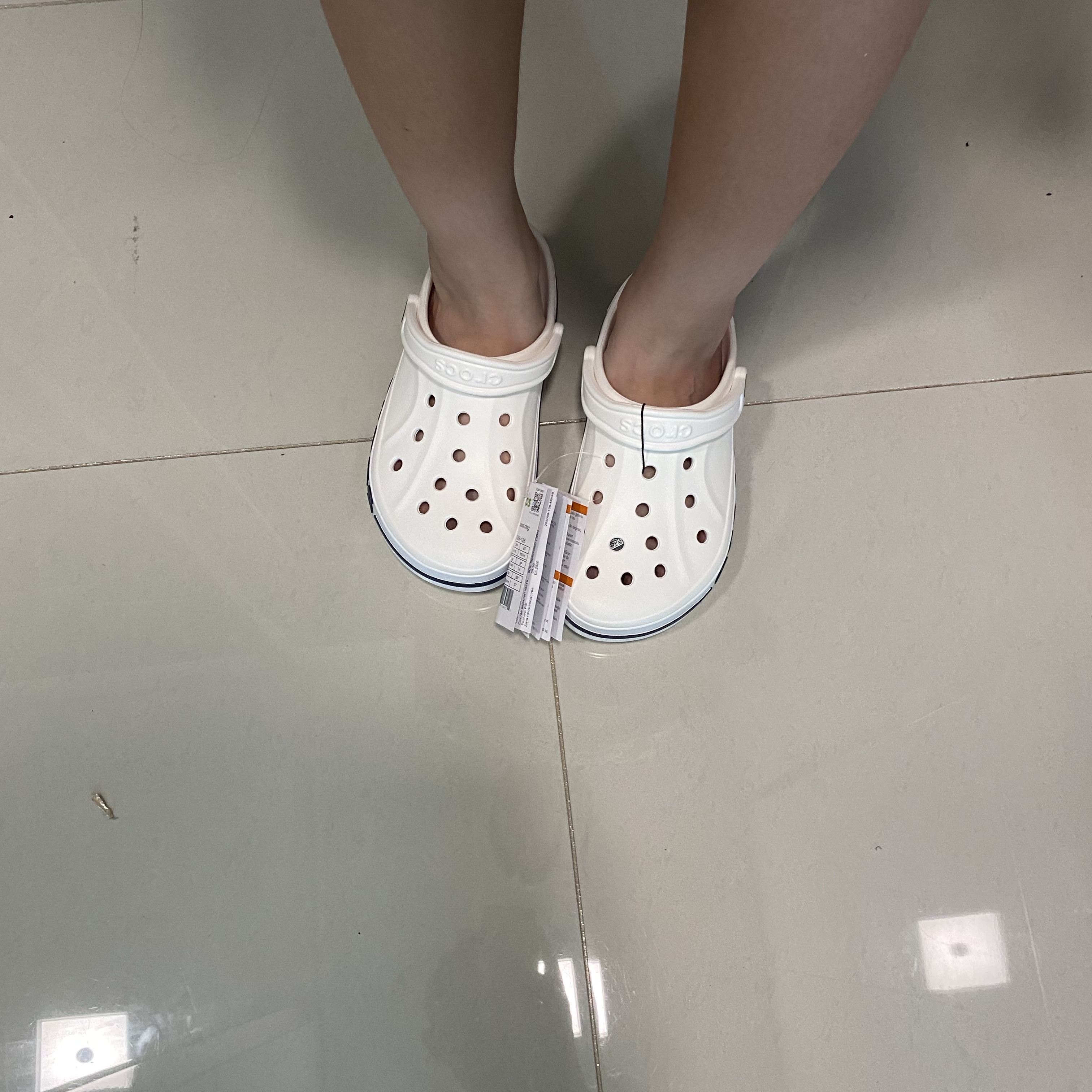 Crocs Bayaband Clog White Navy 착용 스타일 - 2
