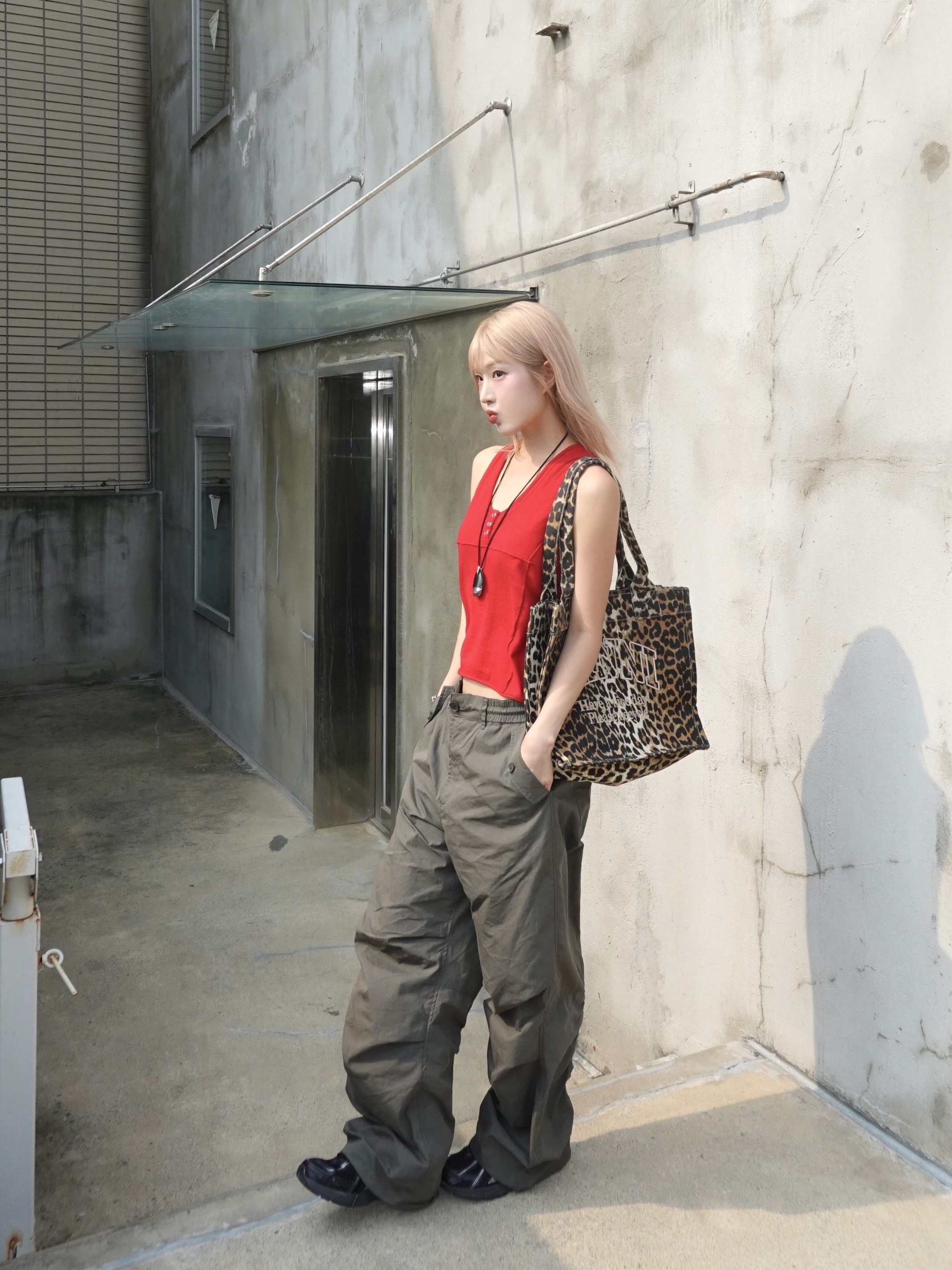 Ganni Large Easy Shopper Bag Leopard, New Balance 1906R Black Silver Metallic 착용 스타일 - 5