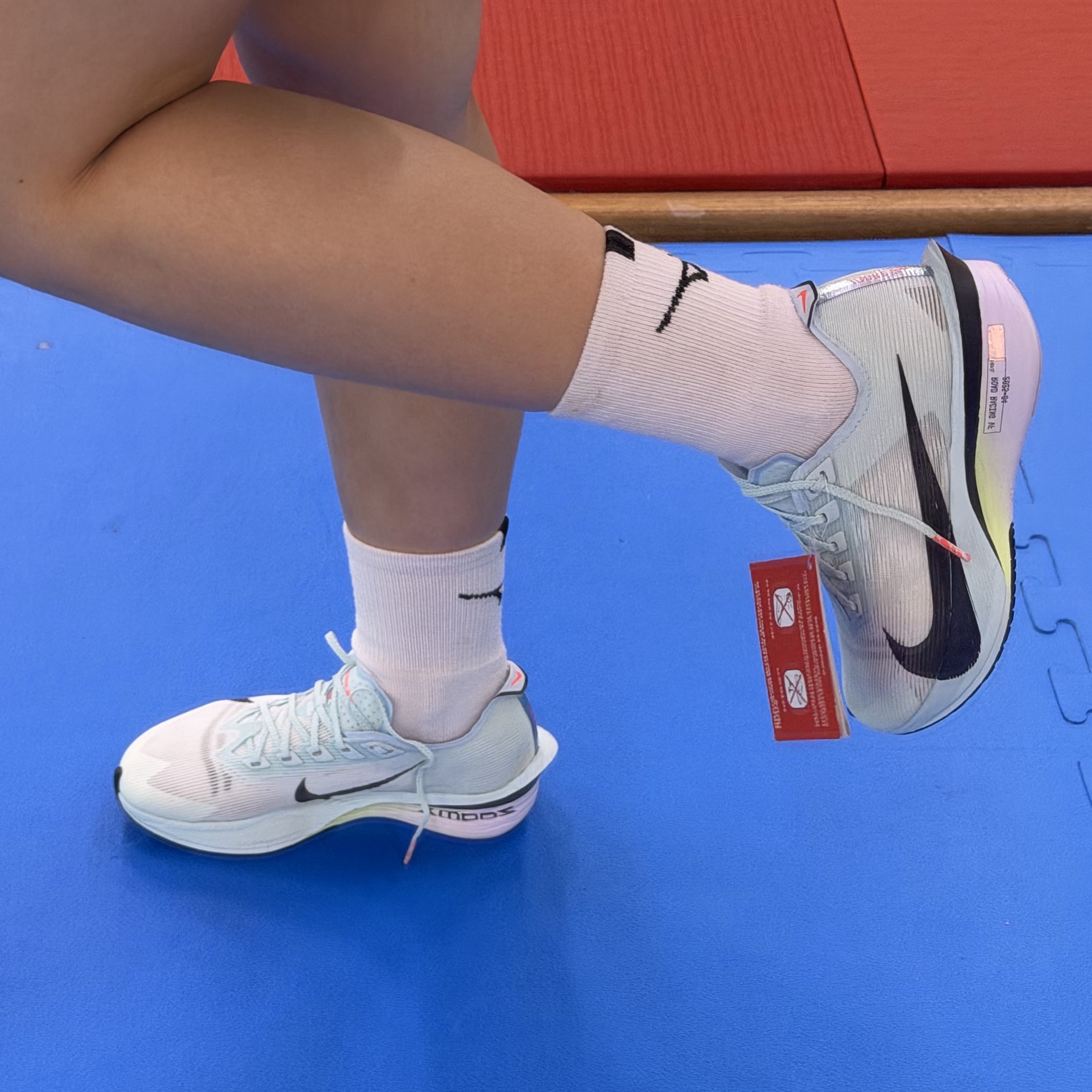 (W) Nike ZoomX Vaporfly Next% 4 Glacier Blue Blue Tint 착용 스타일 - 2