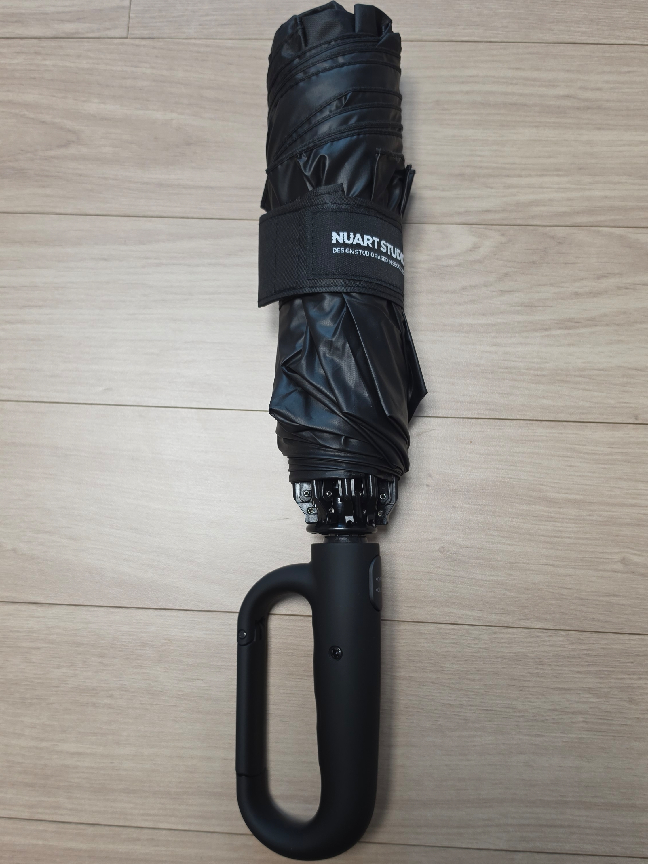NUART STUDIO OYW UV Protection 3-Fold Auto Reverse Umbrella Black 착용 스타일