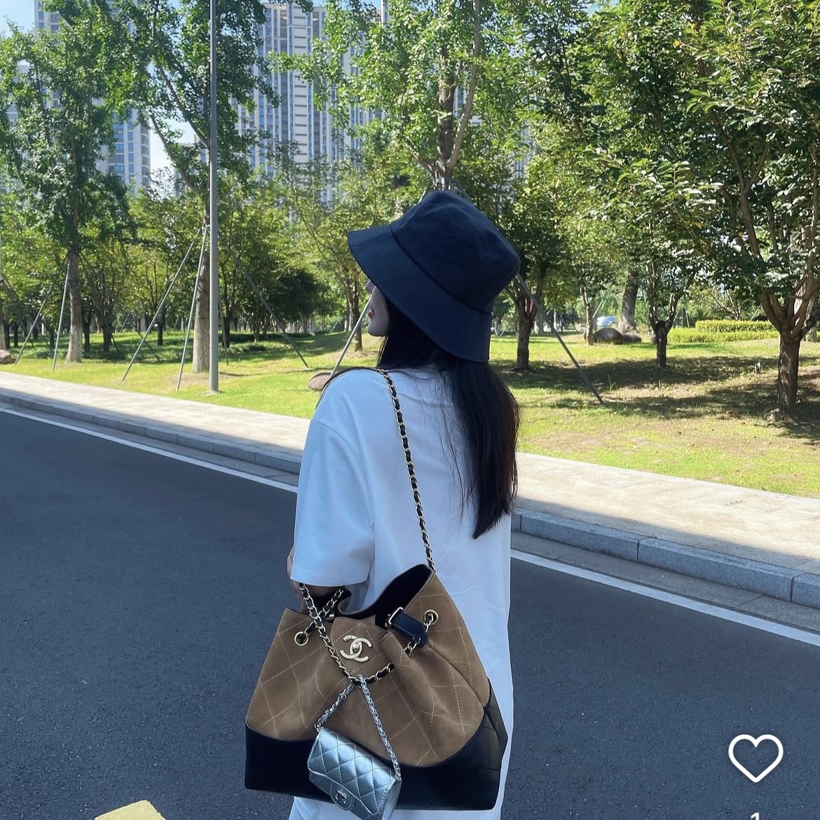 Chanel Small Shopping Bag Suede Calfskin Lambskin & Gold Beige Black 착용 스타일 - 3