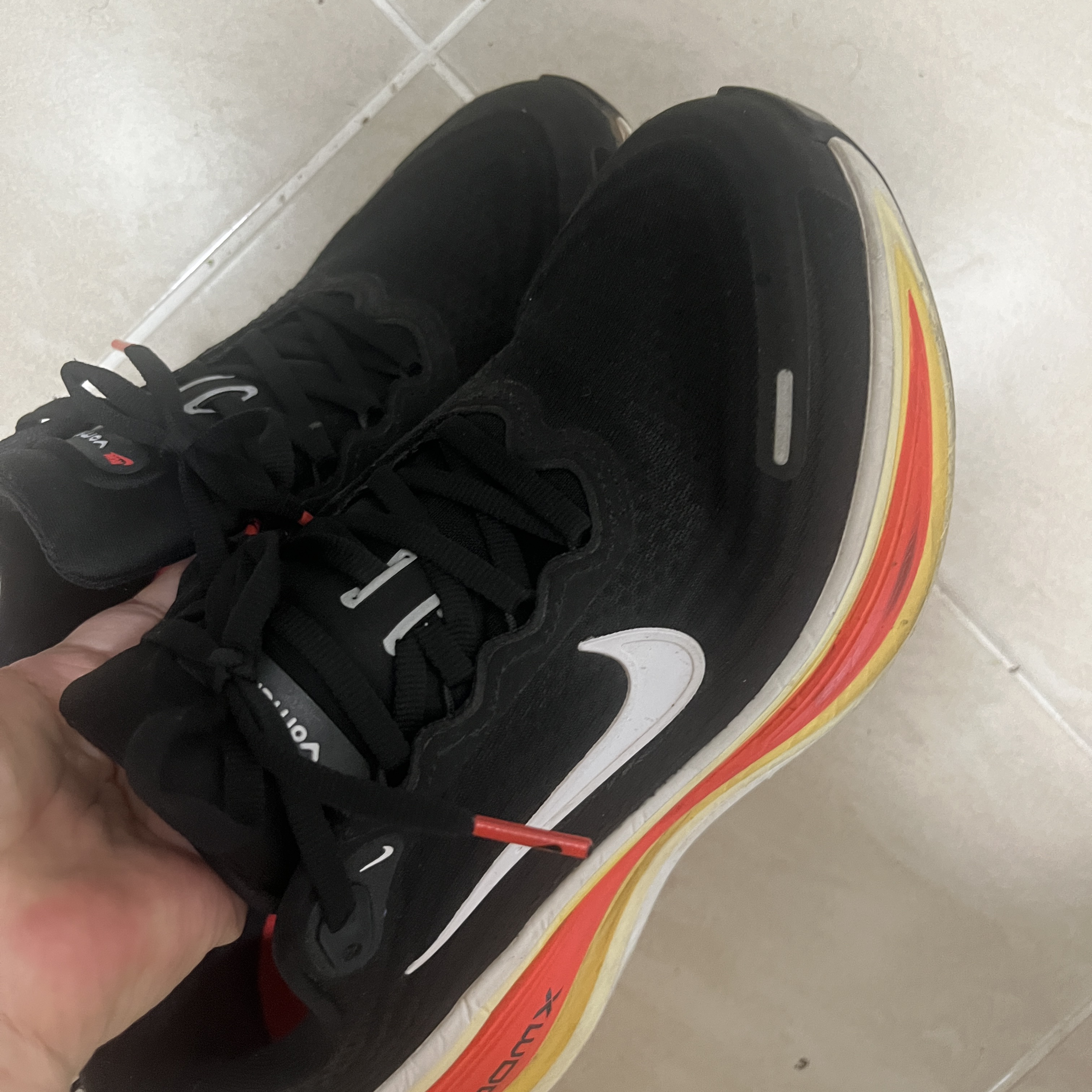 Nike Vomero Plus Black Bright Crimson 착용 스타일