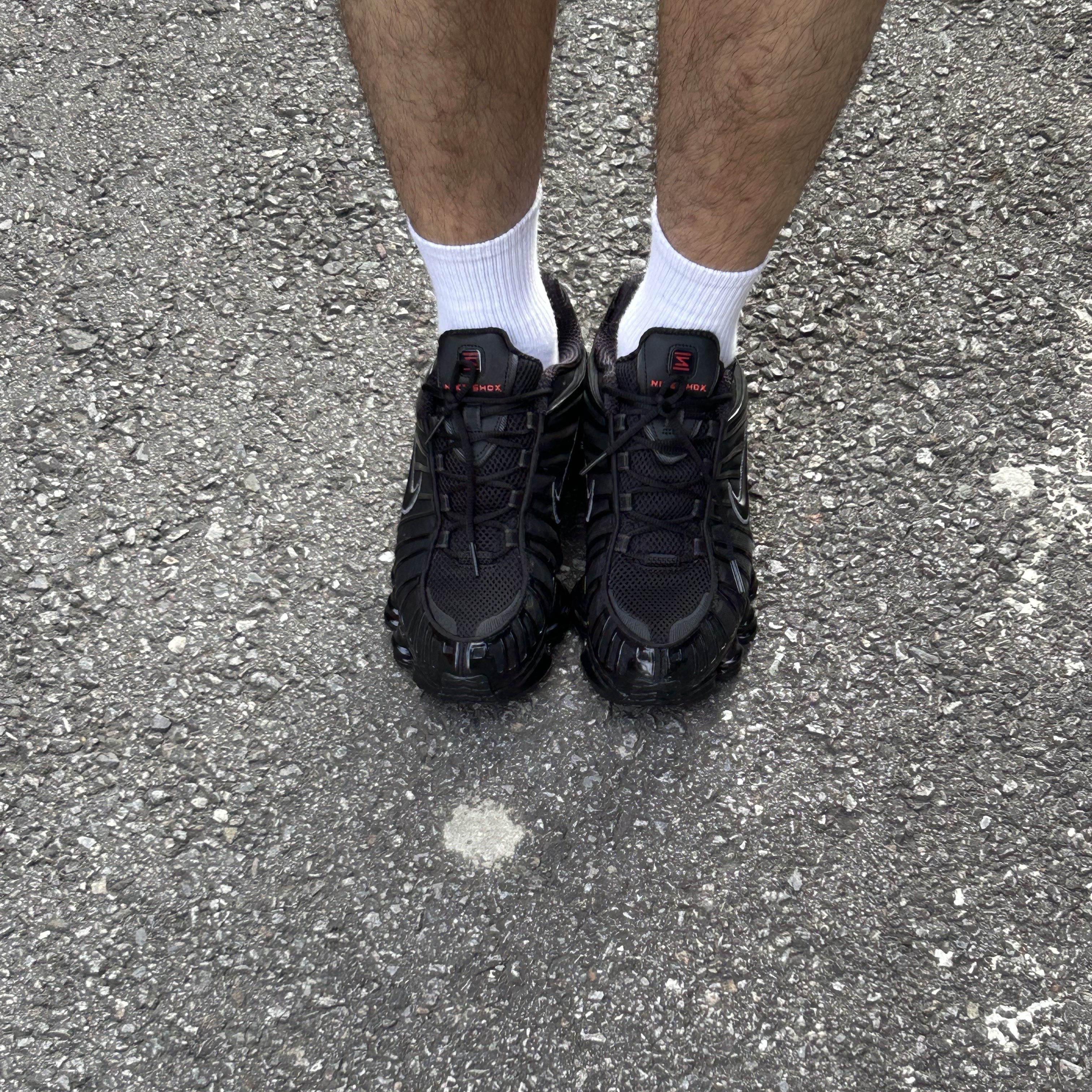 Nike Shox TL Black Metallic Hematite 착용 스타일 - 2