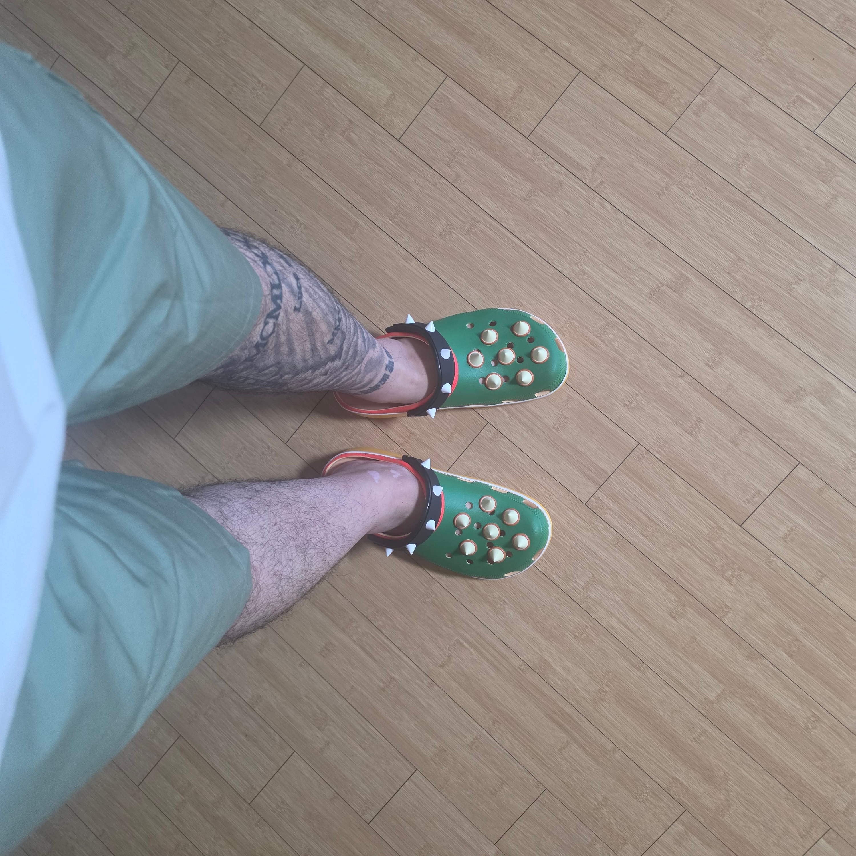 Crocs x Super Mario Bros Bowser Classic Clog 착용 스타일