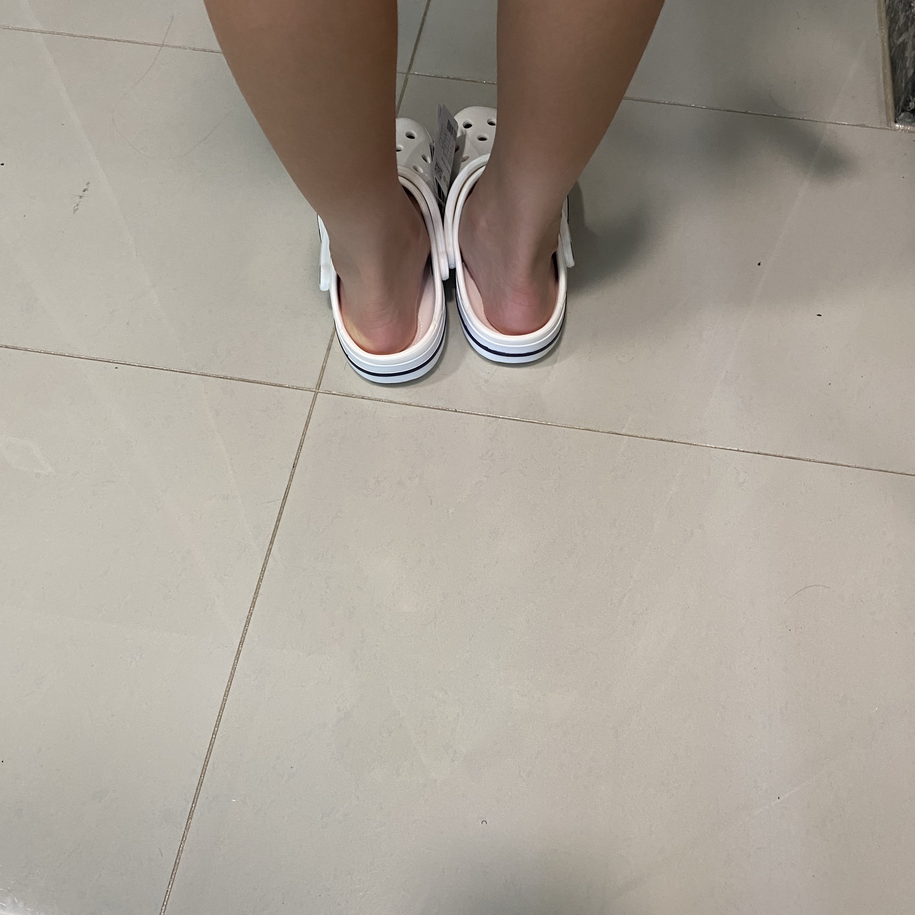 Crocs Bayaband Clog White Navy 착용 스타일 - 3