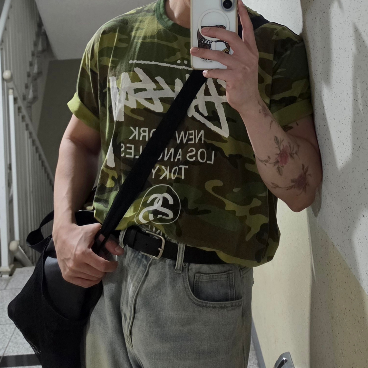 Stussy World Tour T-Shirts Camo 2025 착용 스타일