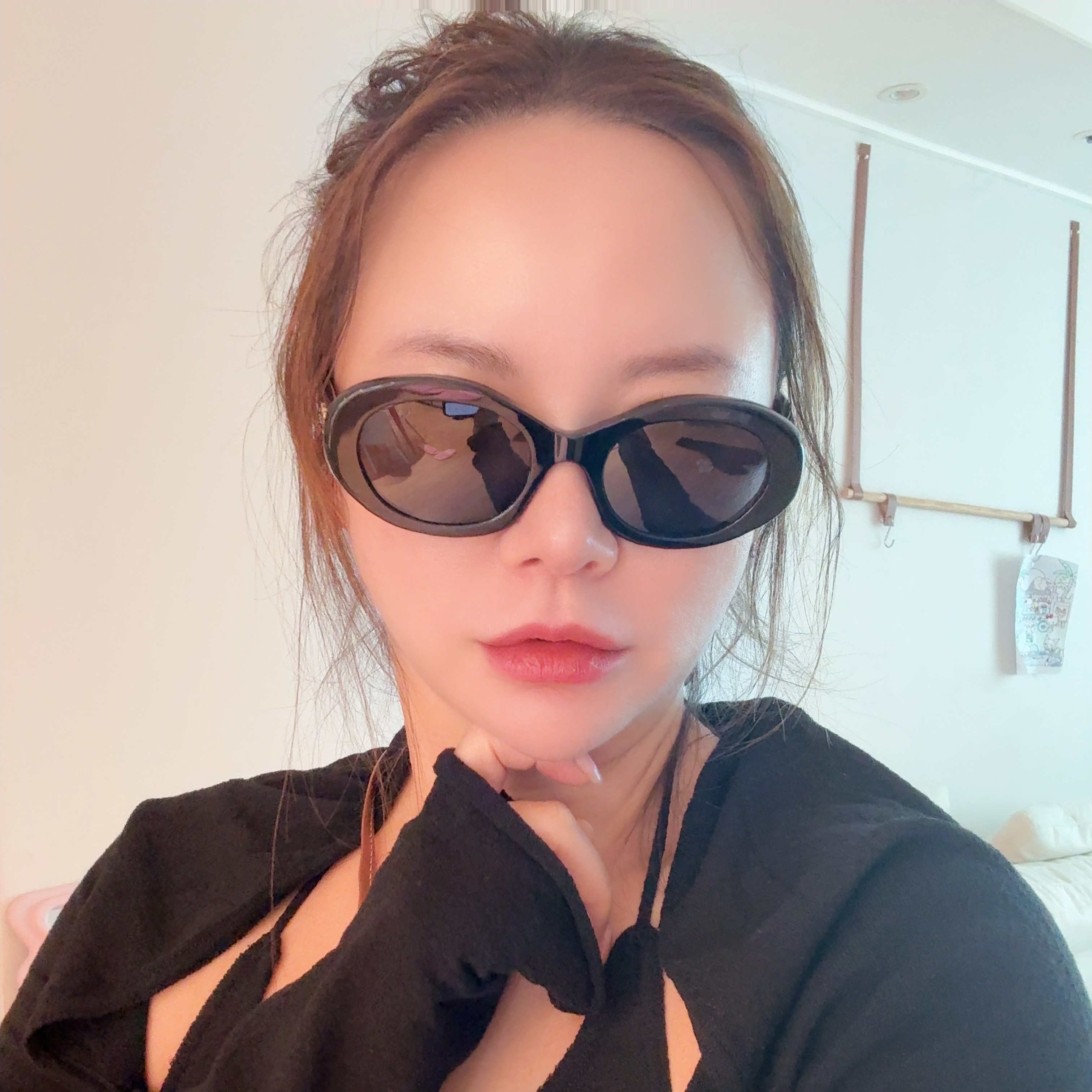 (W) Celine Triomphe 01 Sunglasses in Acetate Black 착용 스타일