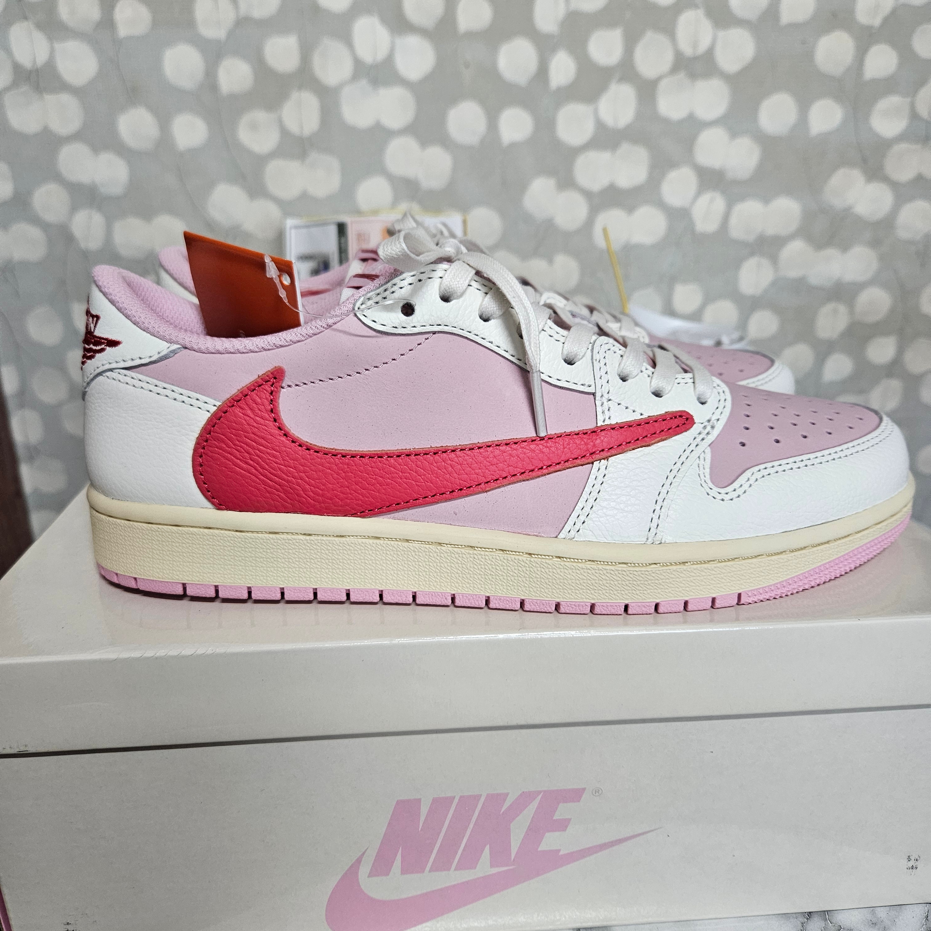 Jordan 1 x Travis Scott Retro Low OG SP Sail Tropical Pink 착용 스타일 - 2