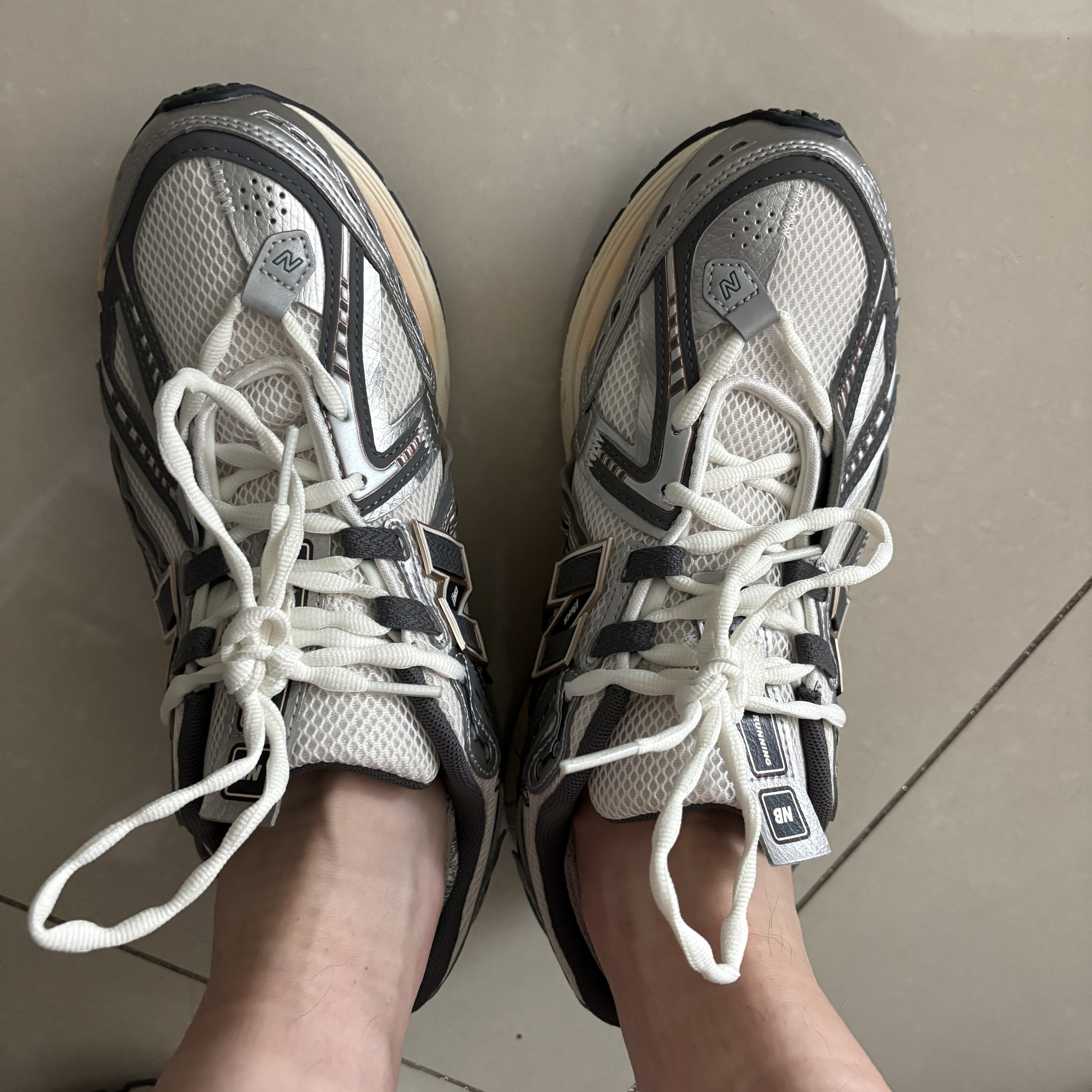 New Balance 1906A Silver Metallic Castlerock 착용 스타일