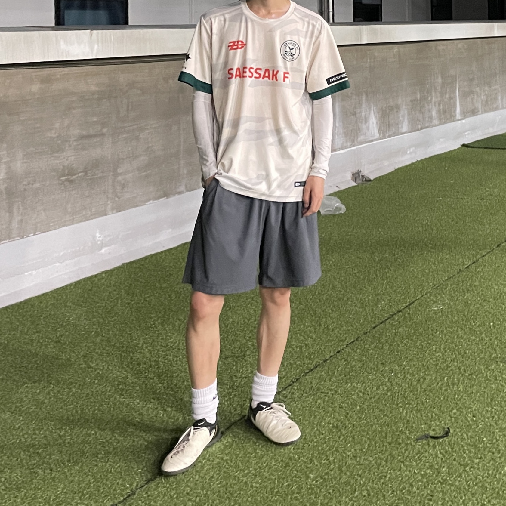 Nike Phantom GX 2 Pro TF White Metallic Gold Coin 착용 스타일