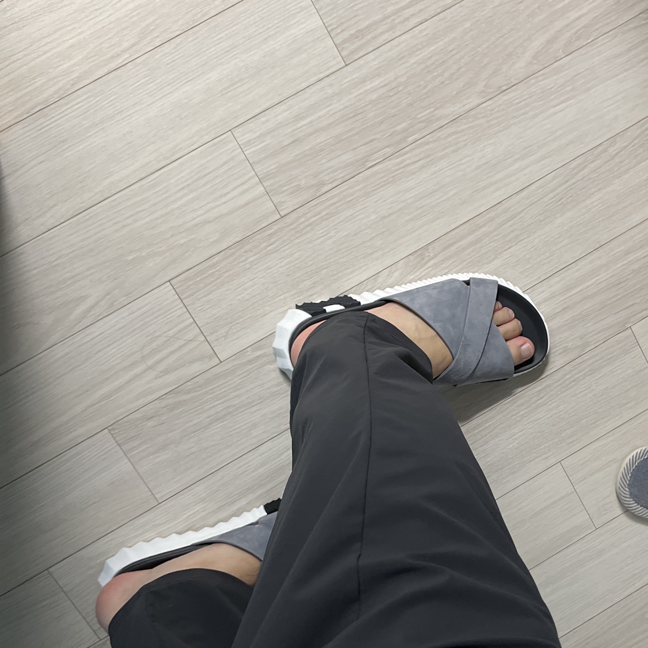 Hermes Infra Sandal Suede Goatskin & Gris Orage, (W) Hermes Electric Sandal Nappa & Noir 착용 스타일