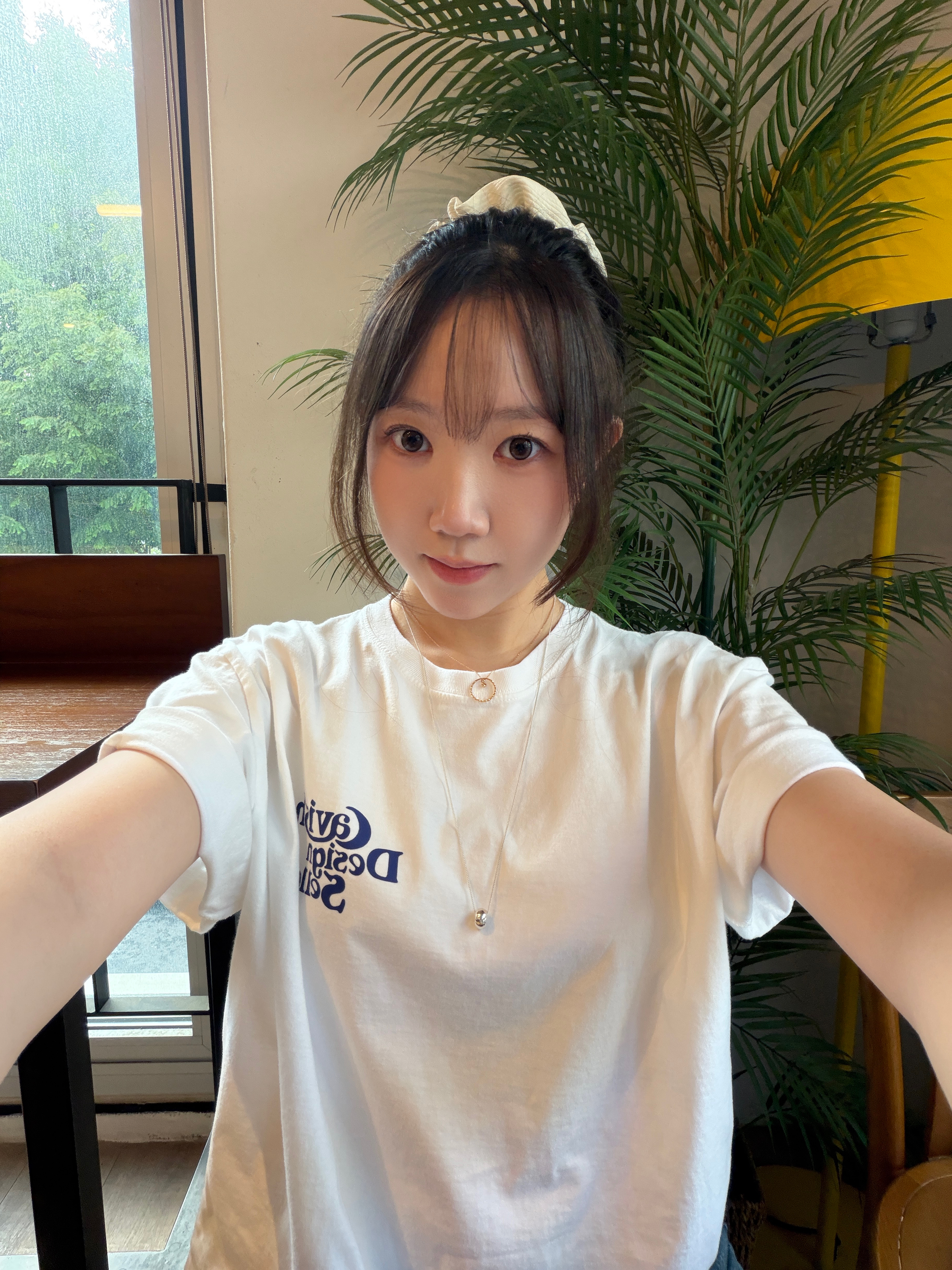 CAVISH Star Seller Logo SS Tee White 착용 스타일 - 3