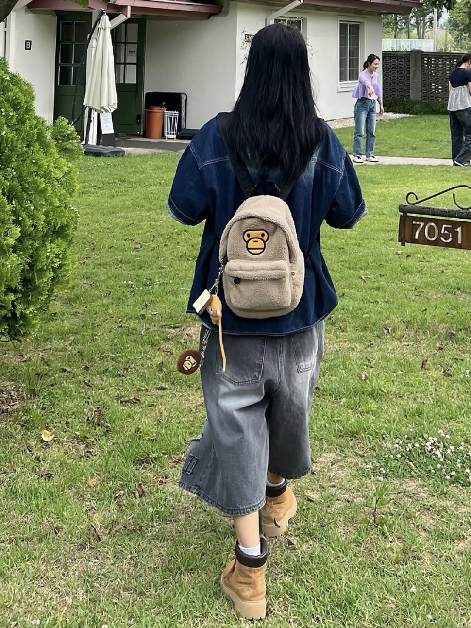 BAPE Baby Milo Mini Fur Backpack Beige 착용 스타일 - 2