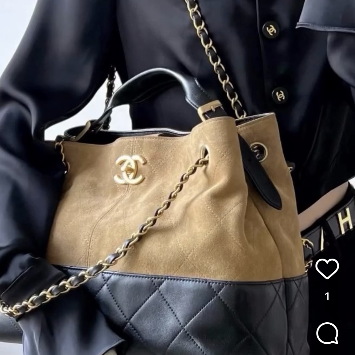 Chanel Small Shopping Bag Suede Calfskin Lambskin & Gold Beige Black 착용 스타일 - 2