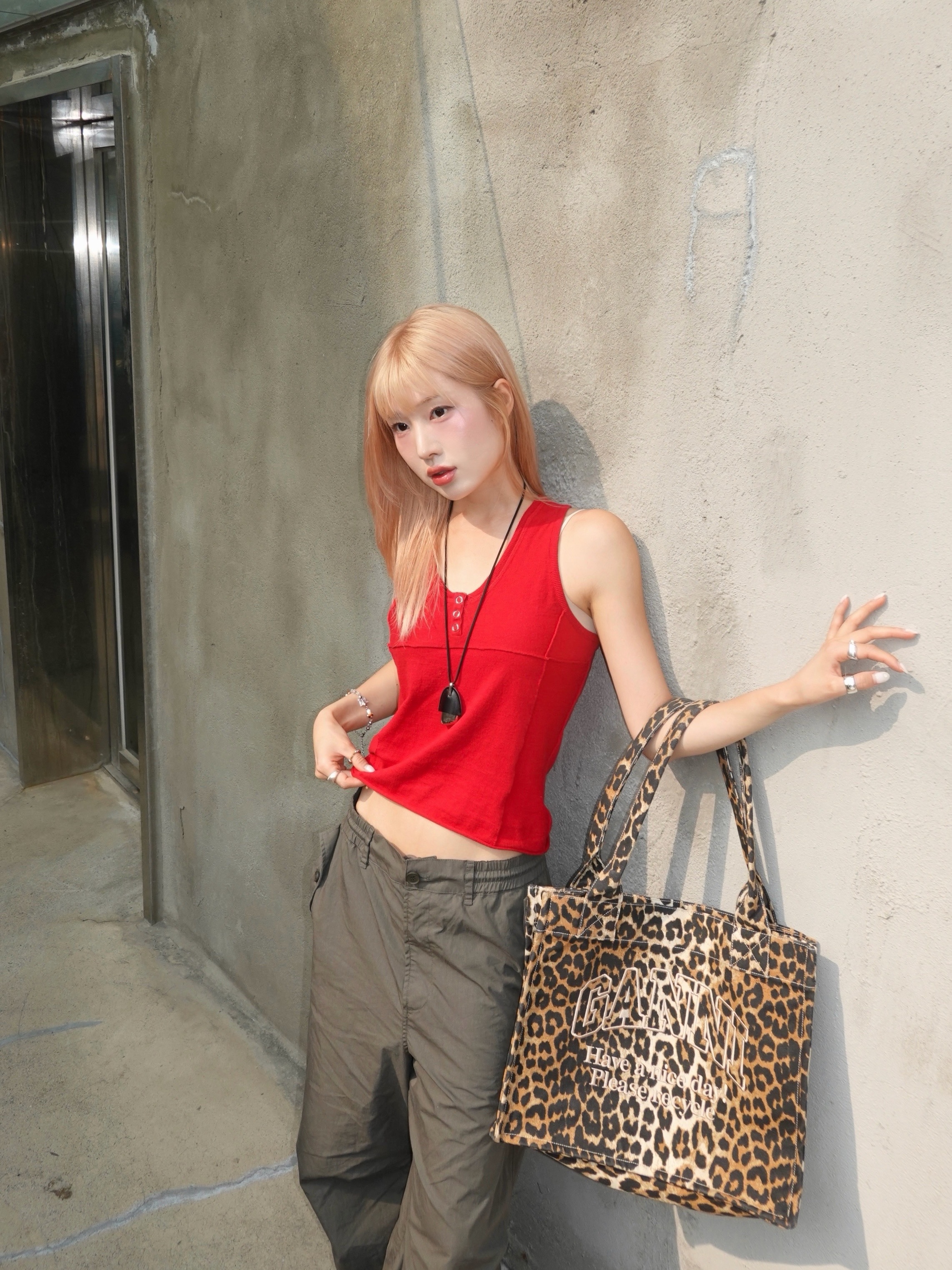 Ganni Large Easy Shopper Bag Leopard, New Balance 1906R Black Silver Metallic 착용 스타일 - 4