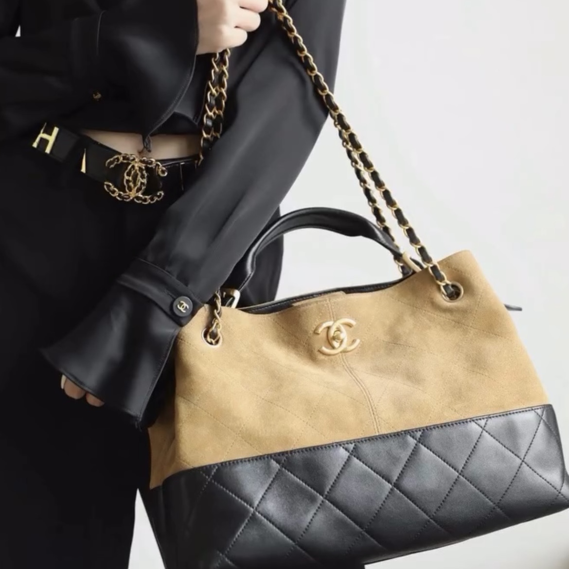 Chanel Small Shopping Bag Suede Calfskin Lambskin & Gold Beige Black 착용 스타일 - 2