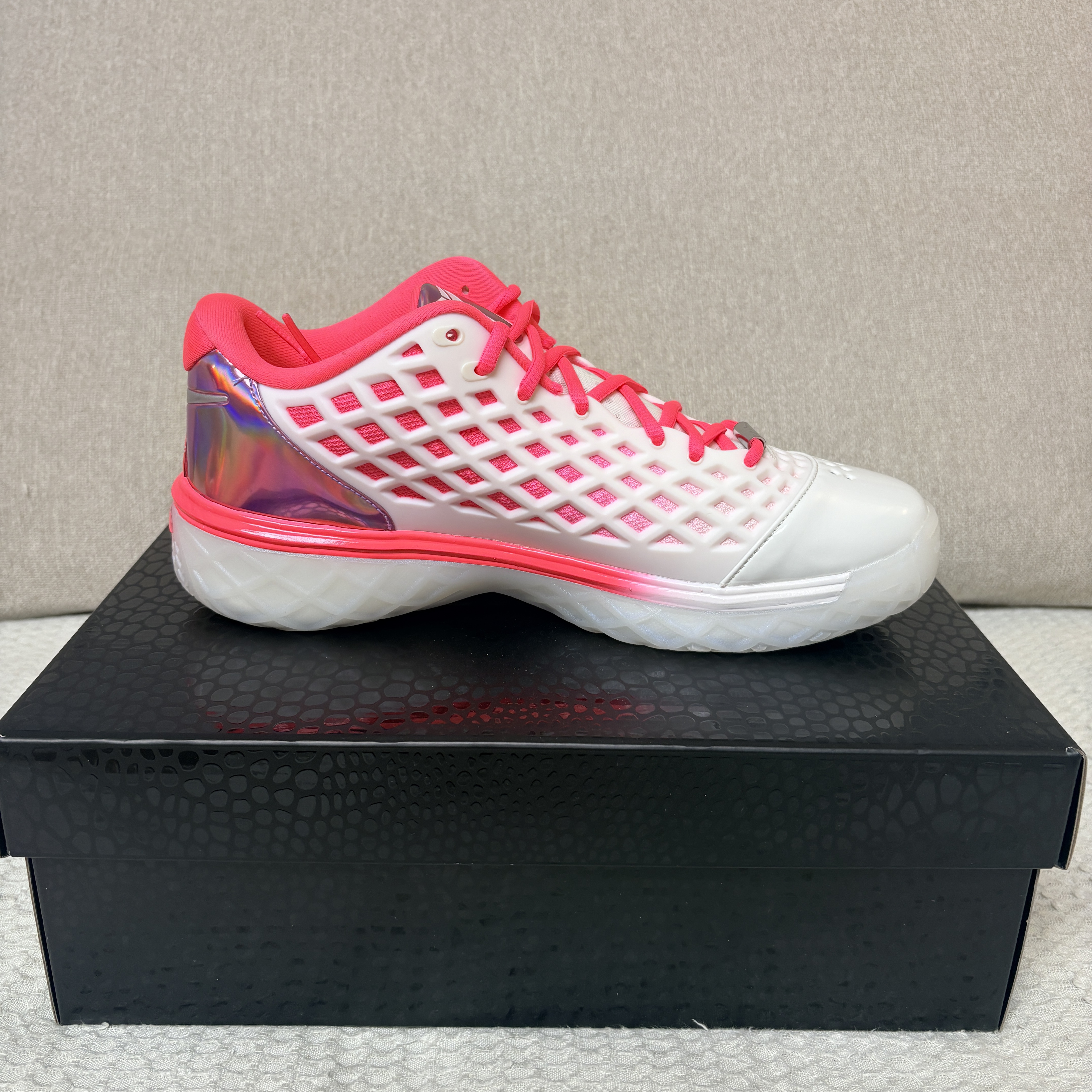Nike Kobe 3 Low Protro Sail and Hot Punch 착용 스타일 - 3