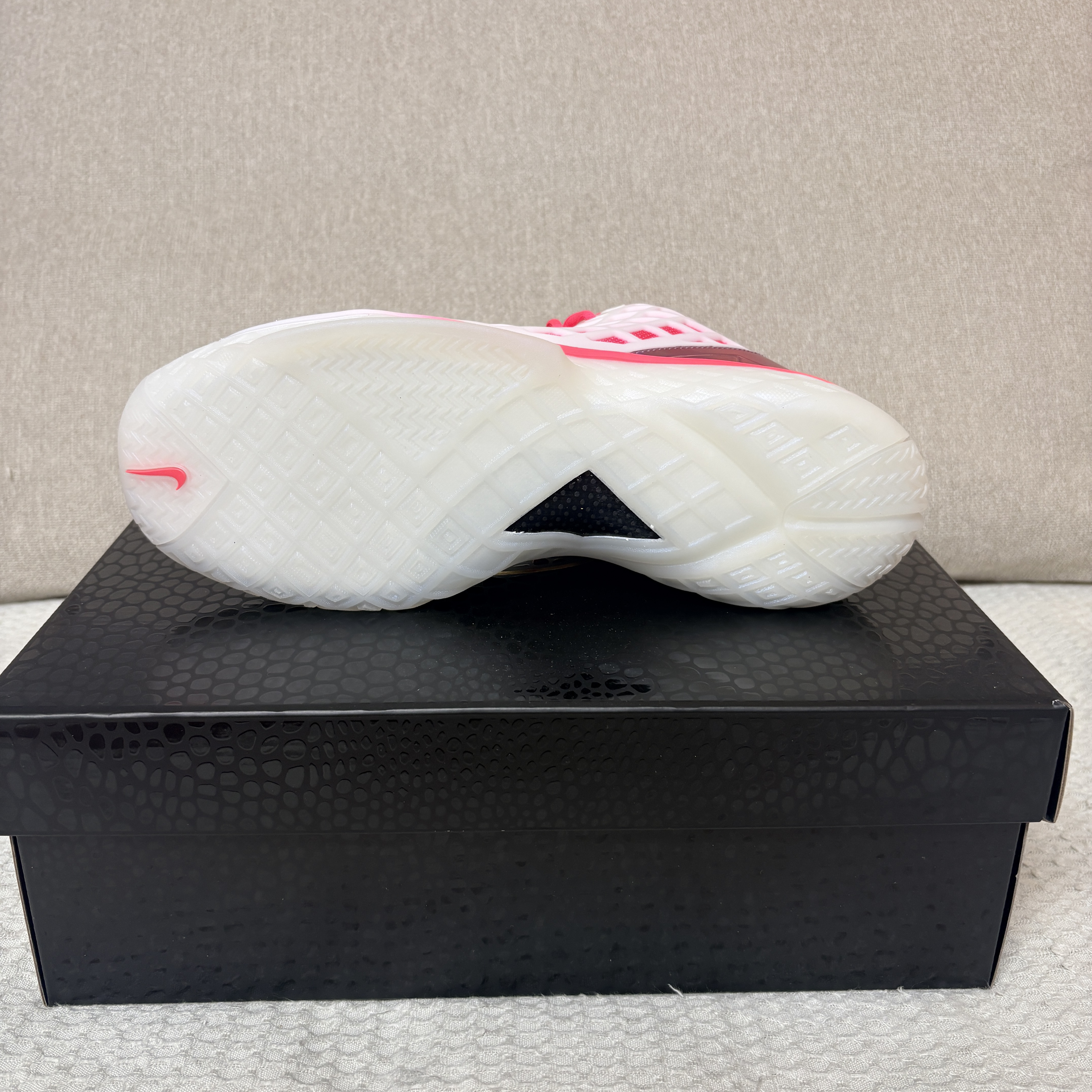 Nike Kobe 3 Low Protro Sail and Hot Punch 착용 스타일 - 4