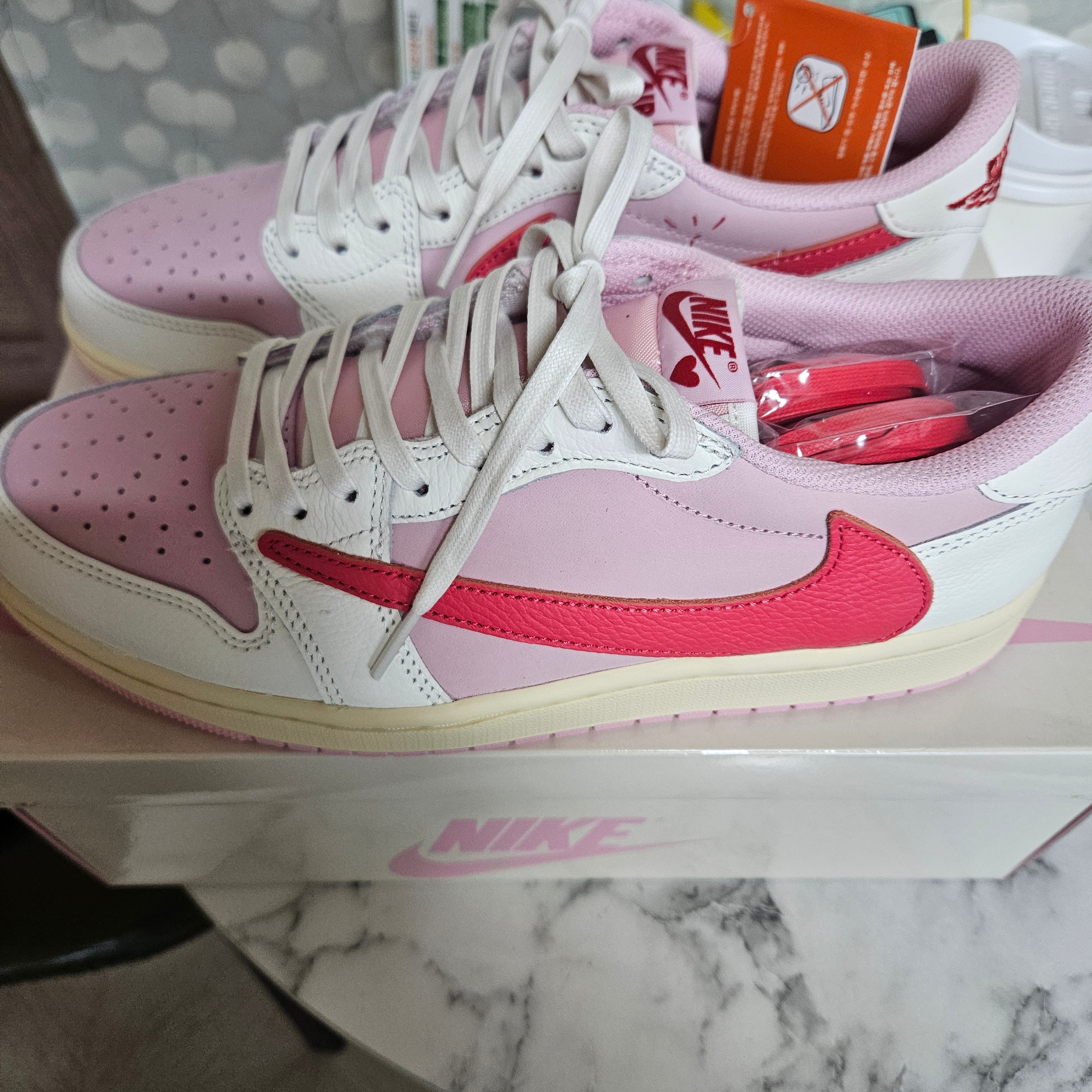 Jordan 1 x Travis Scott Retro Low OG SP Sail Tropical Pink 착용 스타일 - 1