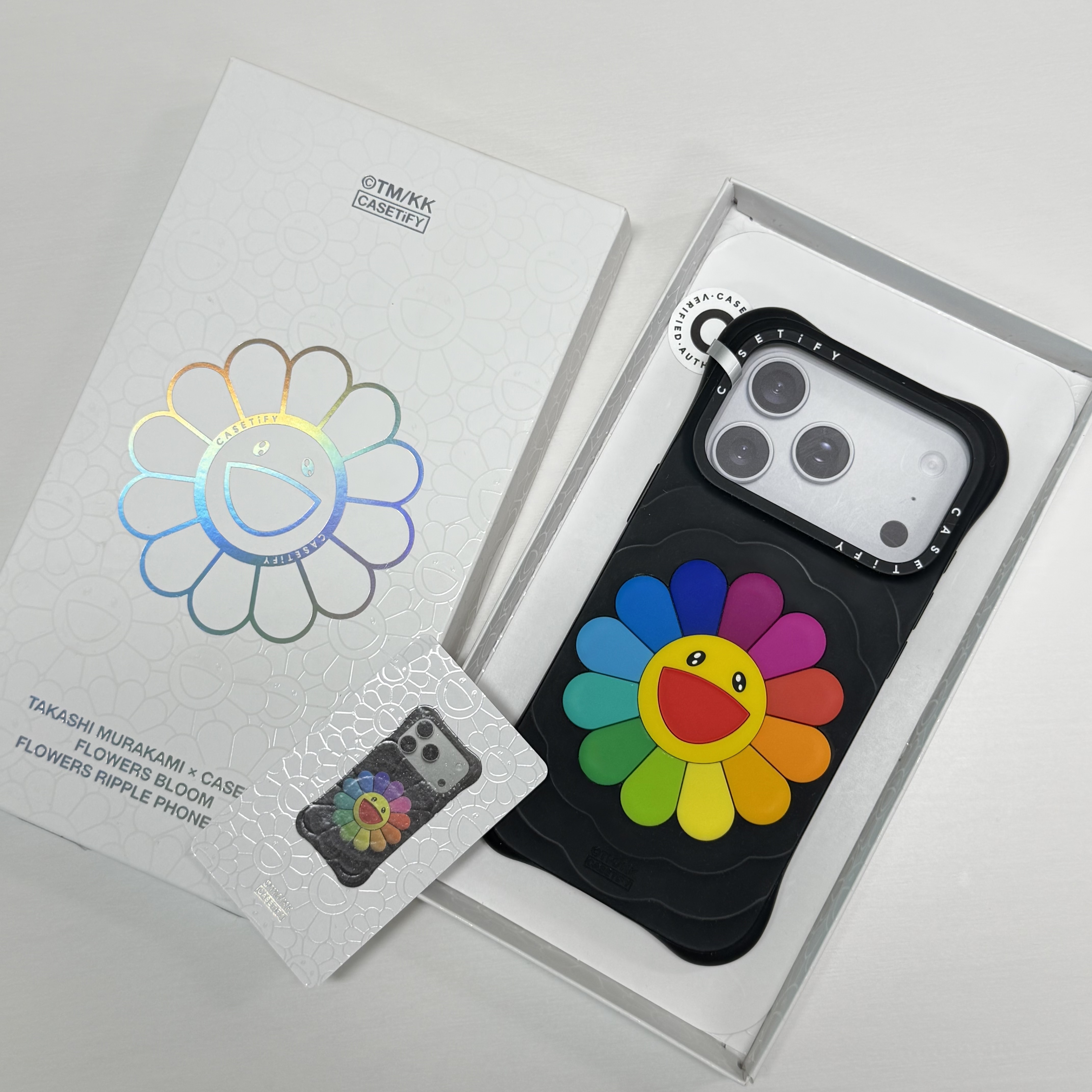 Casetify x Murakami Takashi iPhone Special Edition Flowers Phone Case Sealed Case (1 Blind Box), Casetify x Murakami Takashi iPhone Special Edition Flowers Phone Case Sealed Case (4 Blind Boxes) 착용 스타일