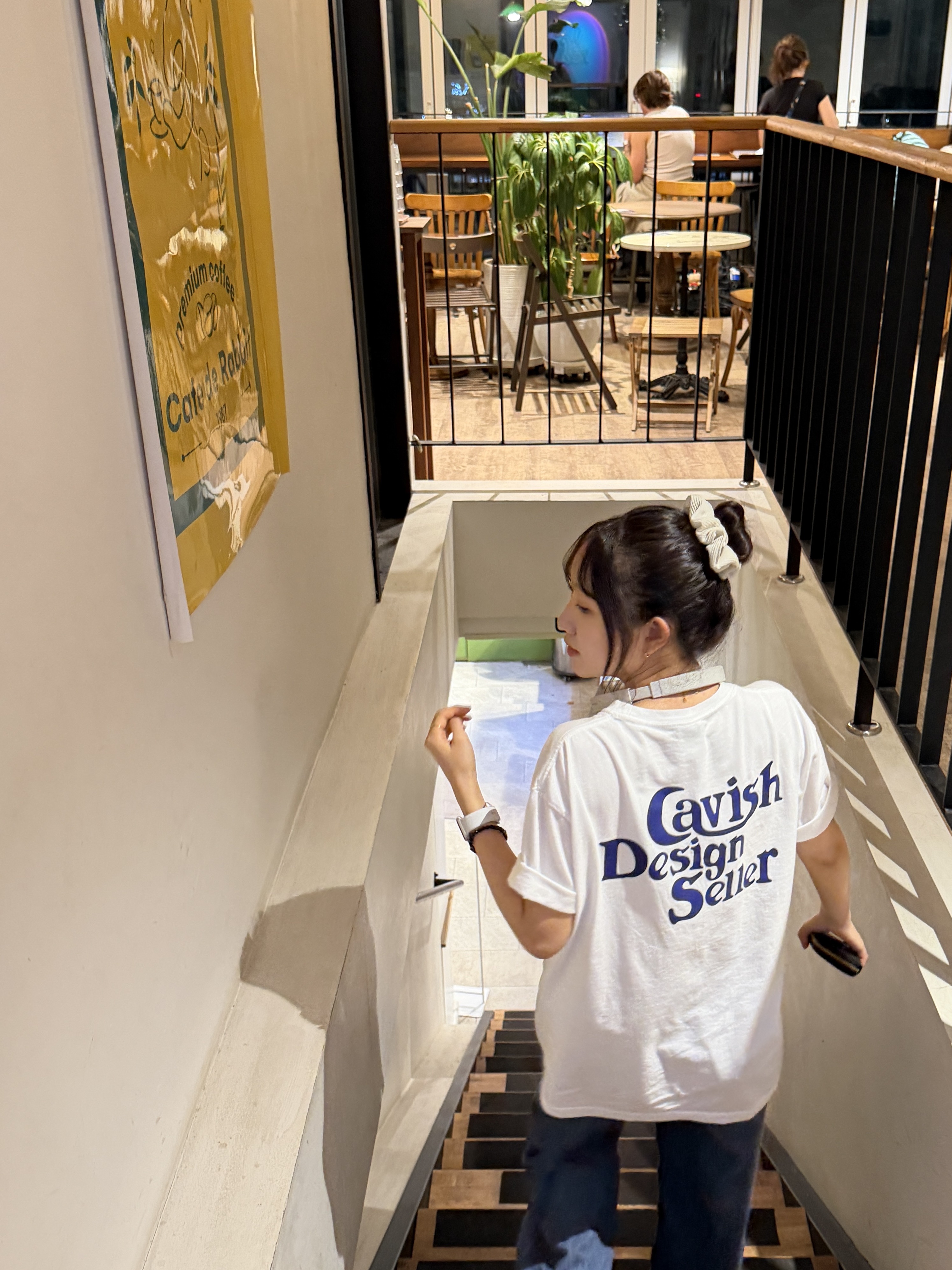 CAVISH Star Seller Logo SS Tee White 착용 스타일 - 2