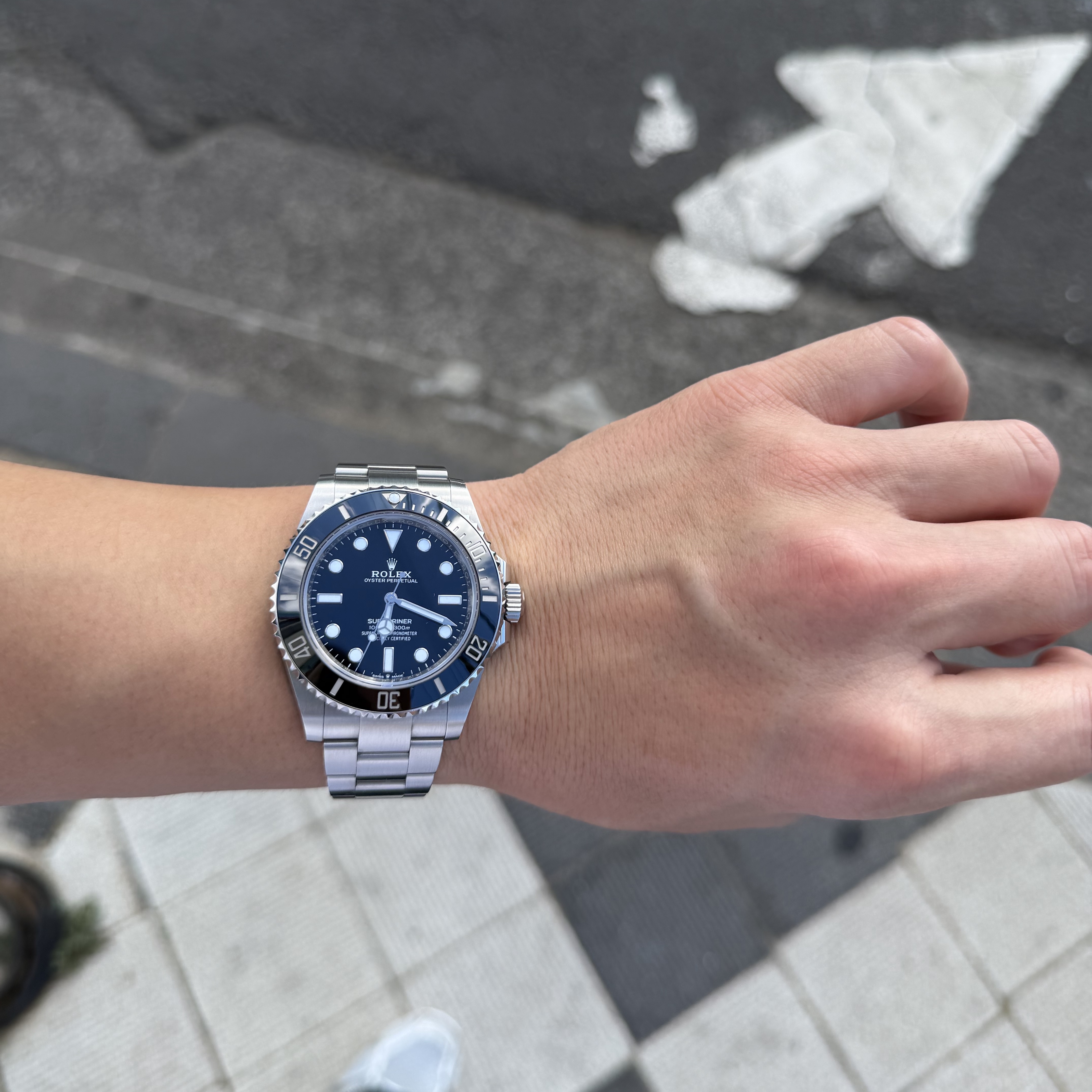 Rolex Submariner 41mm 124060 Black Oyster 착용 스타일 - 2