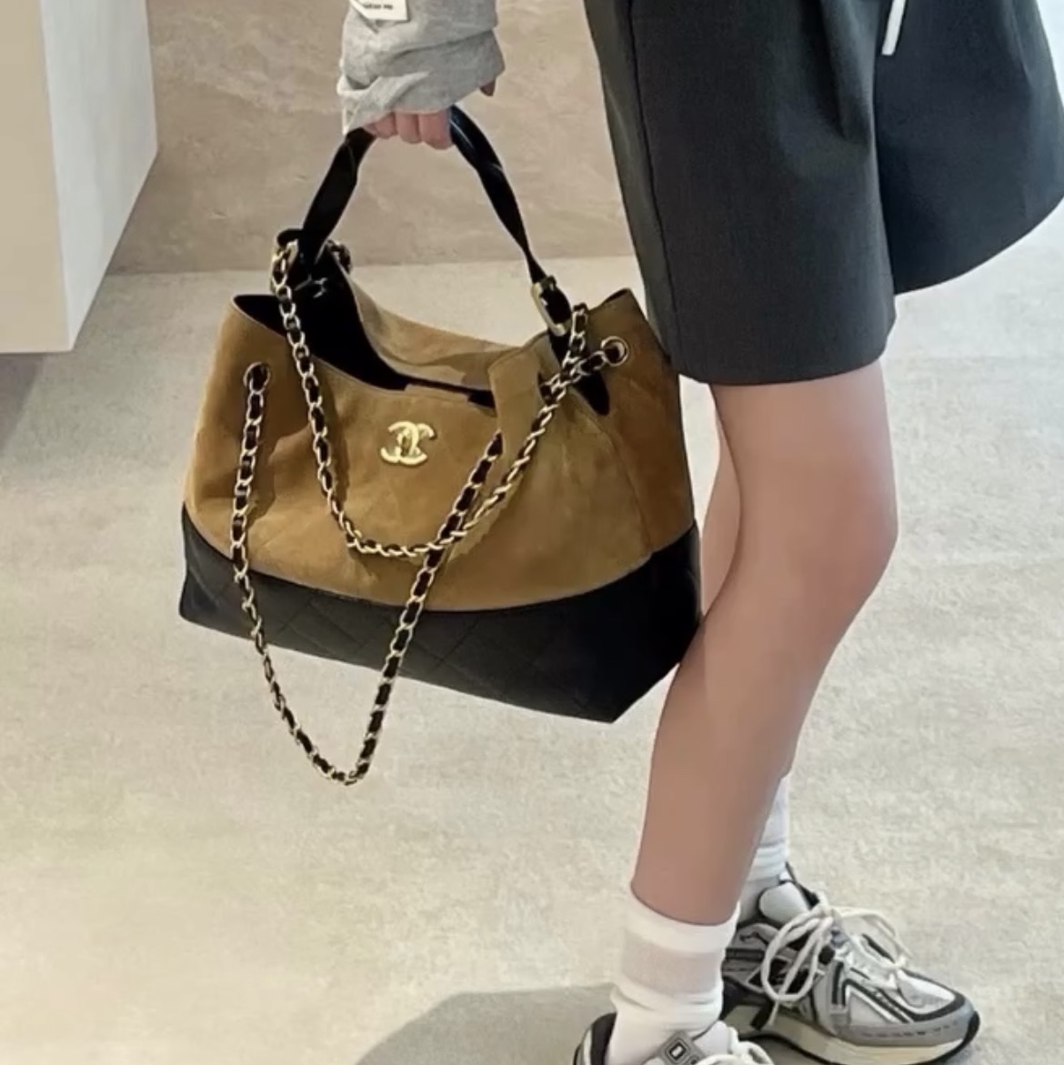 Chanel Small Shopping Bag Suede Calfskin Lambskin & Gold Beige Black 착용 스타일 - 2