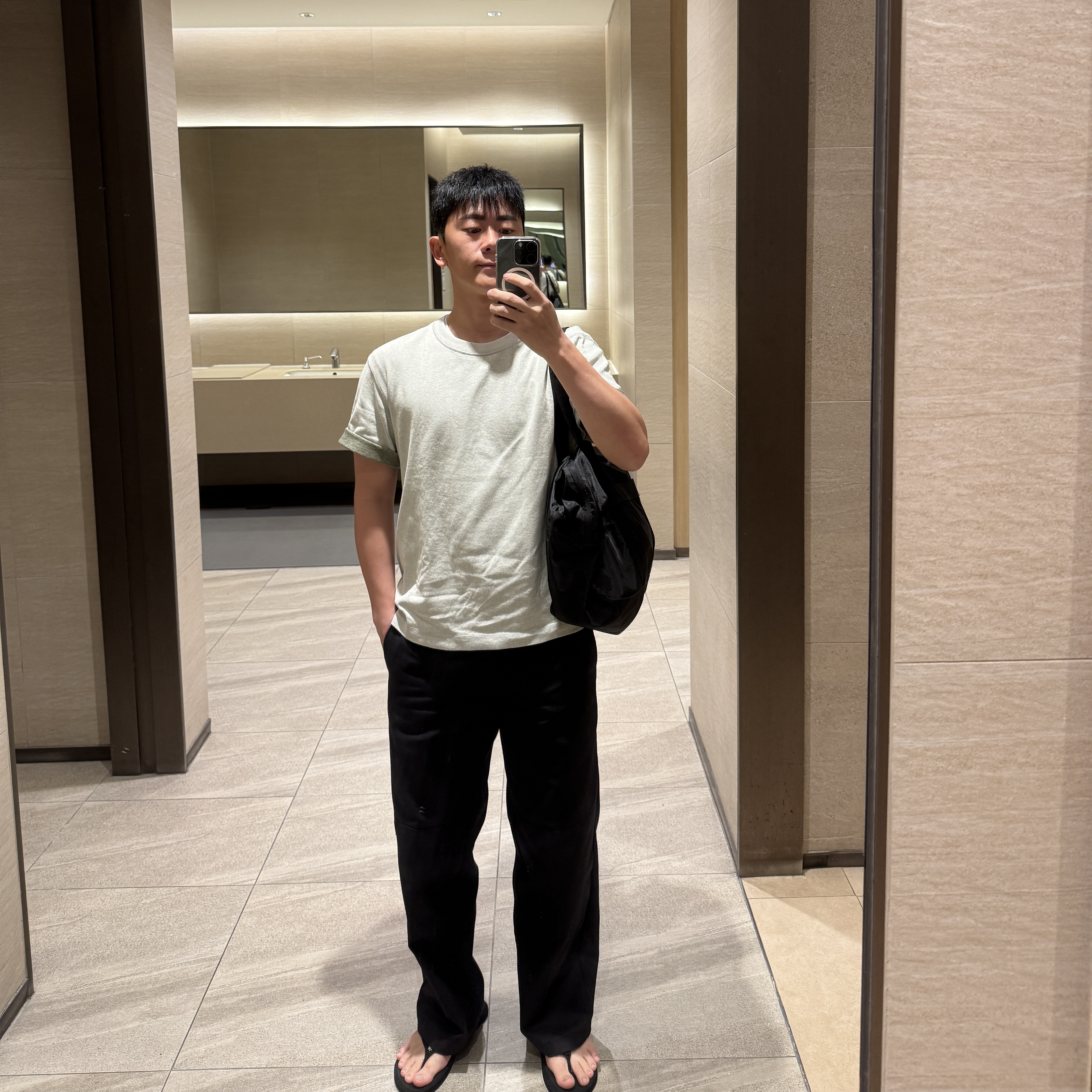 Uniqlo x JW Anderson Bi-Color T-Shirt Natural, Dickies Loose Fit Double Knee Work Pants Black 착용 스타일