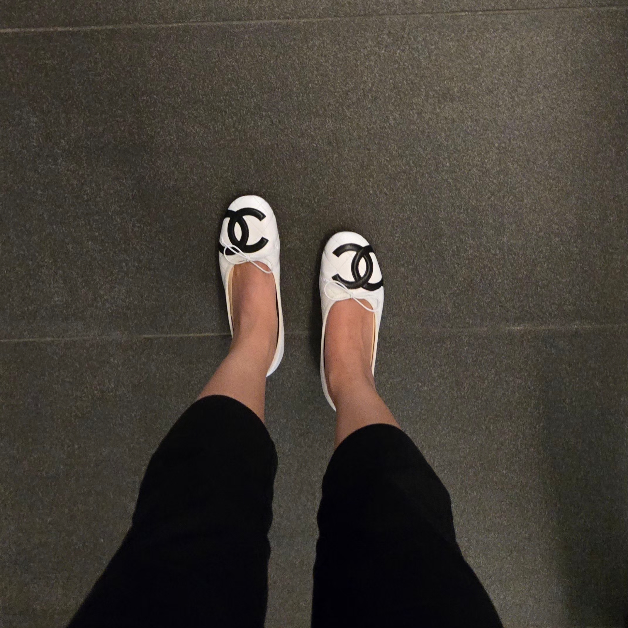 (W) Chanel Ballet Flats Lambskin & White Black The Chanel Coco Beach Collection 착용 스타일