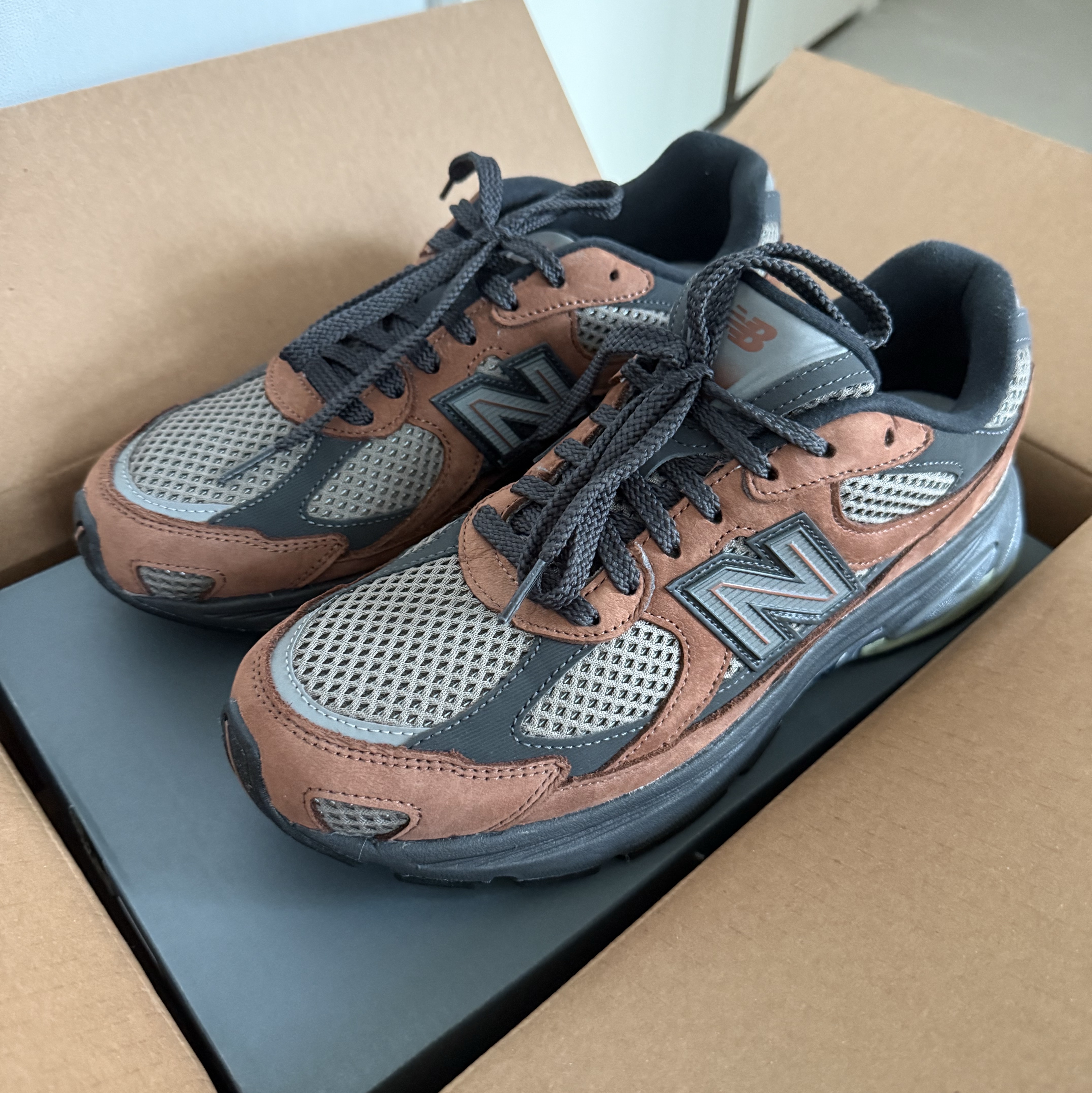 New Balance 2010 Brown 착용 스타일