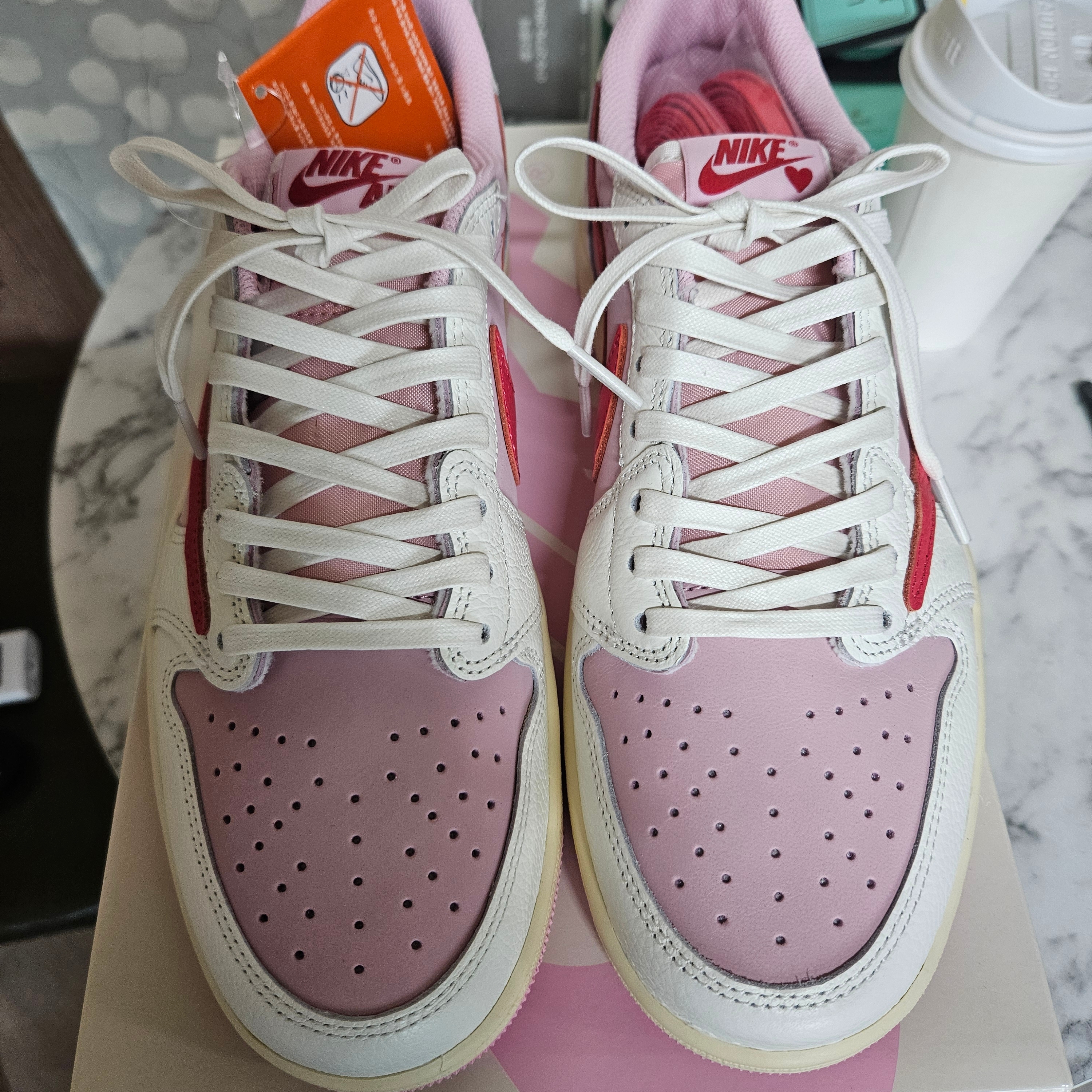 Jordan 1 x Travis Scott Retro Low OG SP Sail Tropical Pink 착용 스타일 - 3