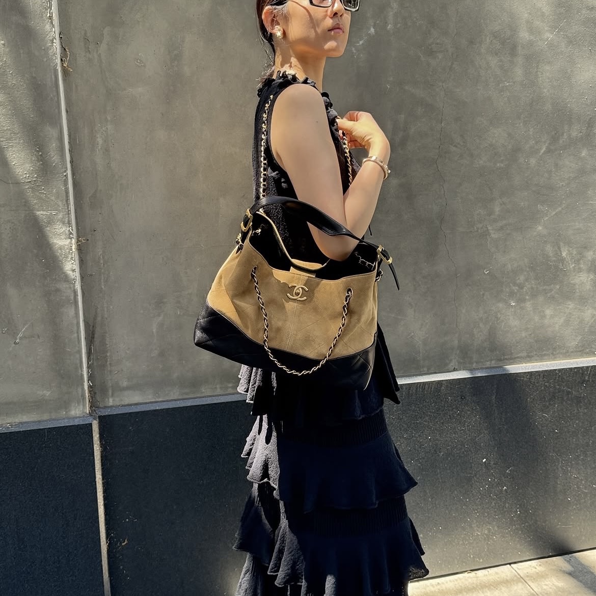 Chanel Small Shopping Bag Suede Calfskin Lambskin & Gold Beige Black 착용 스타일 - 3