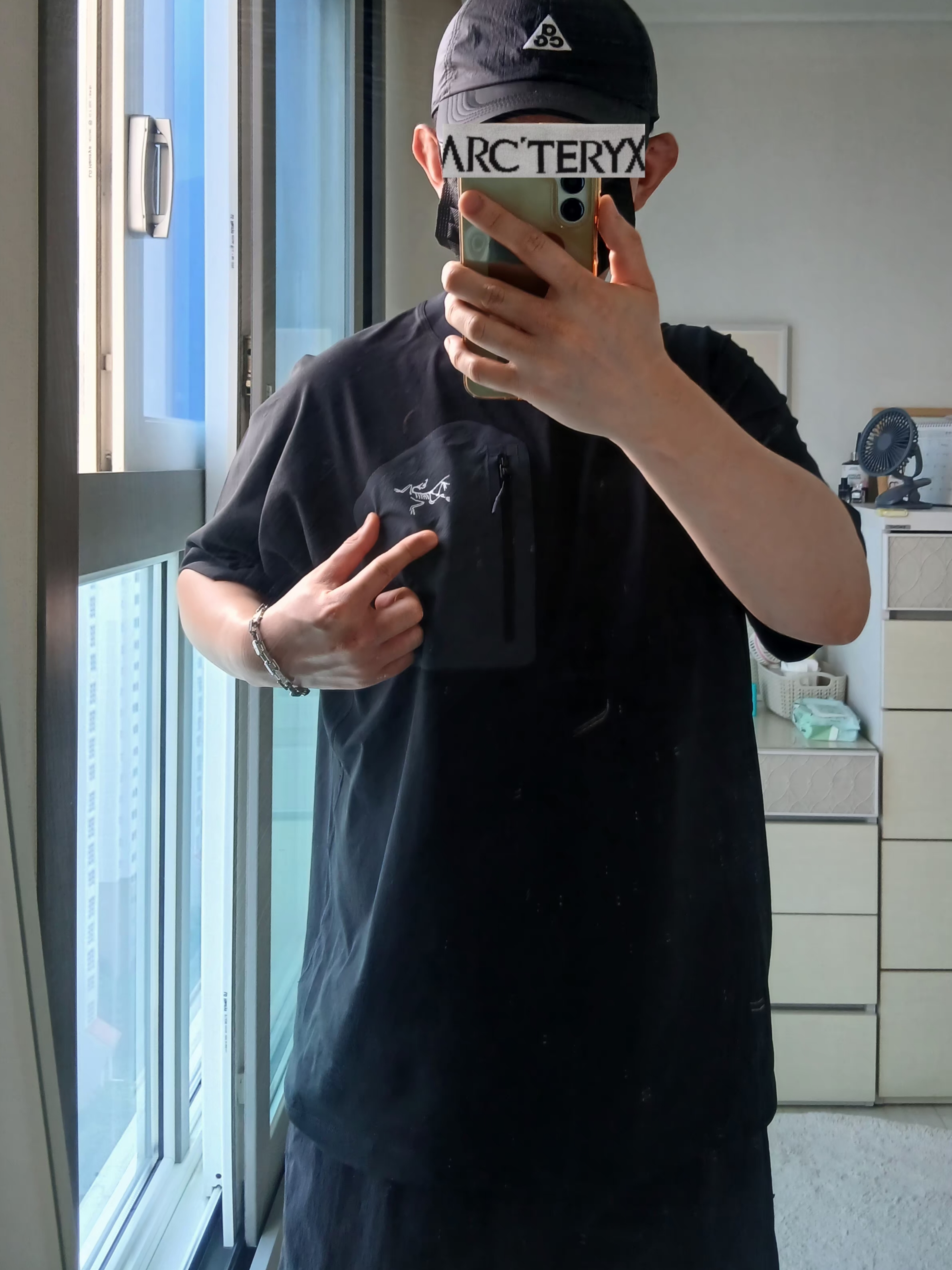 Nike ACG Trail Cap Black, Arc'teryx Konseal Pocket T-Shirt Black Grey 착용 스타일 - 4