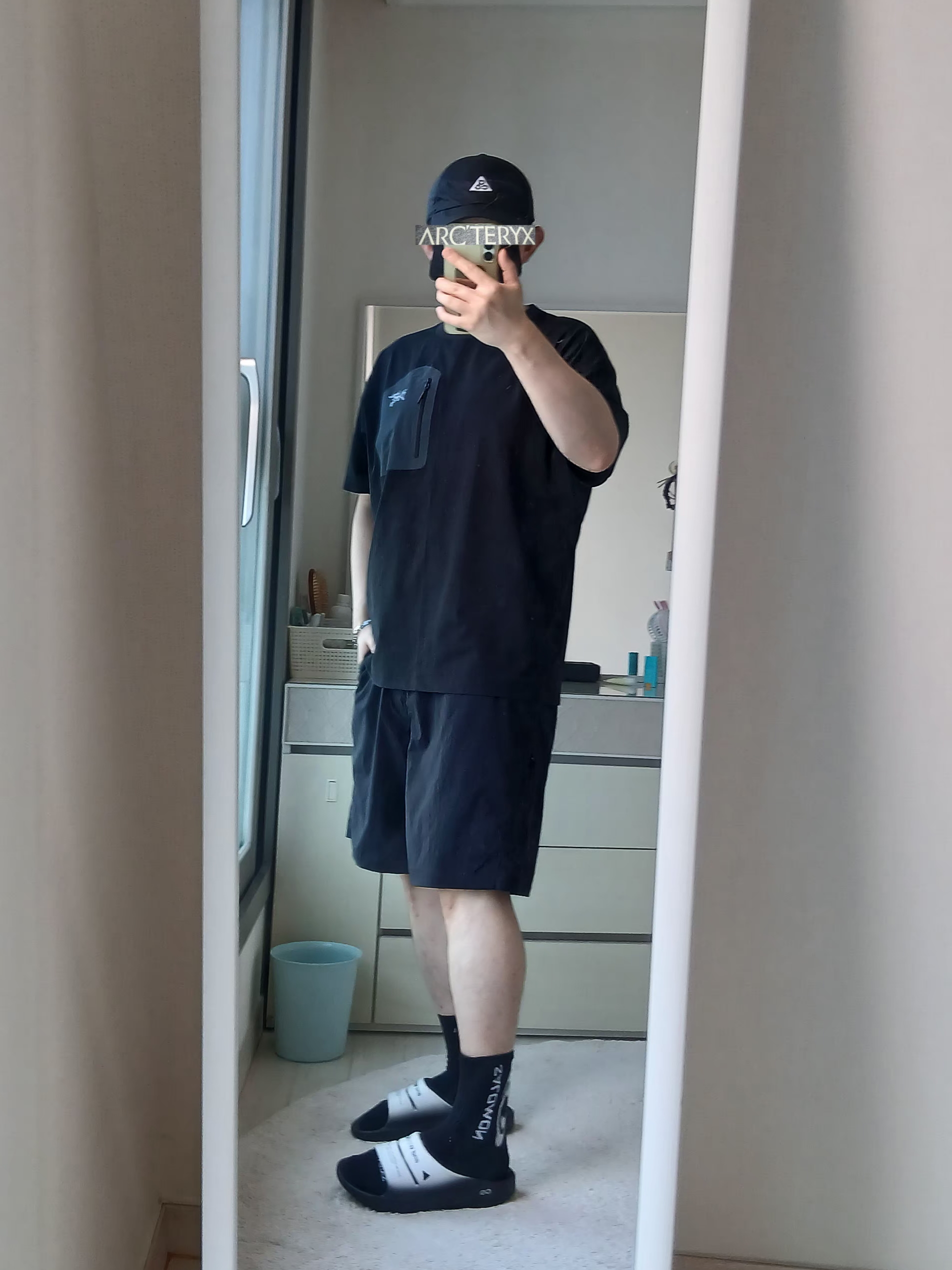 Nike ACG Trail Cap Black, Arc'teryx Konseal Pocket T-Shirt Black Grey 착용 스타일 - 6