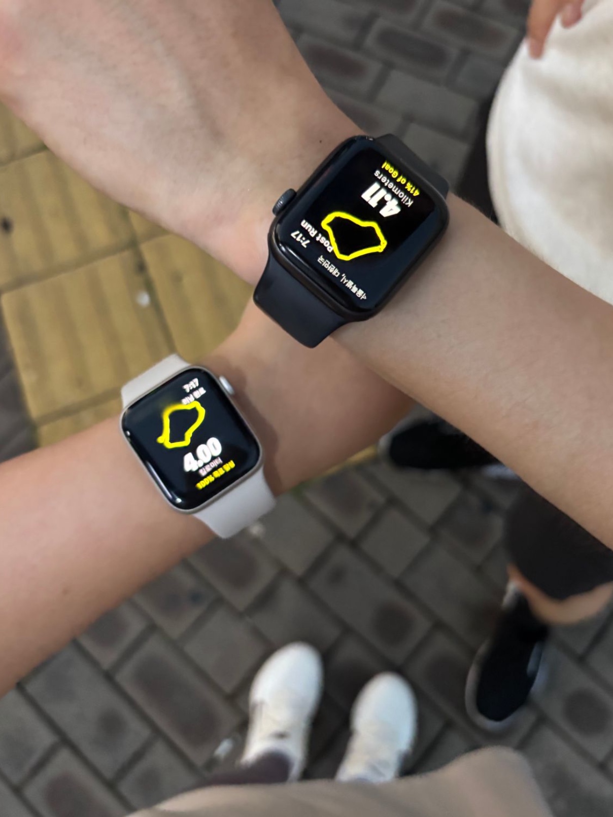 Apple Watch SE 44mm GPS Starlight Aluminum Case with Sport Band Starlight (Korean Ver.), Nike Dri-Fit AeroBill Featherlight Perforated Running Cap White 착용 스타일 - 2