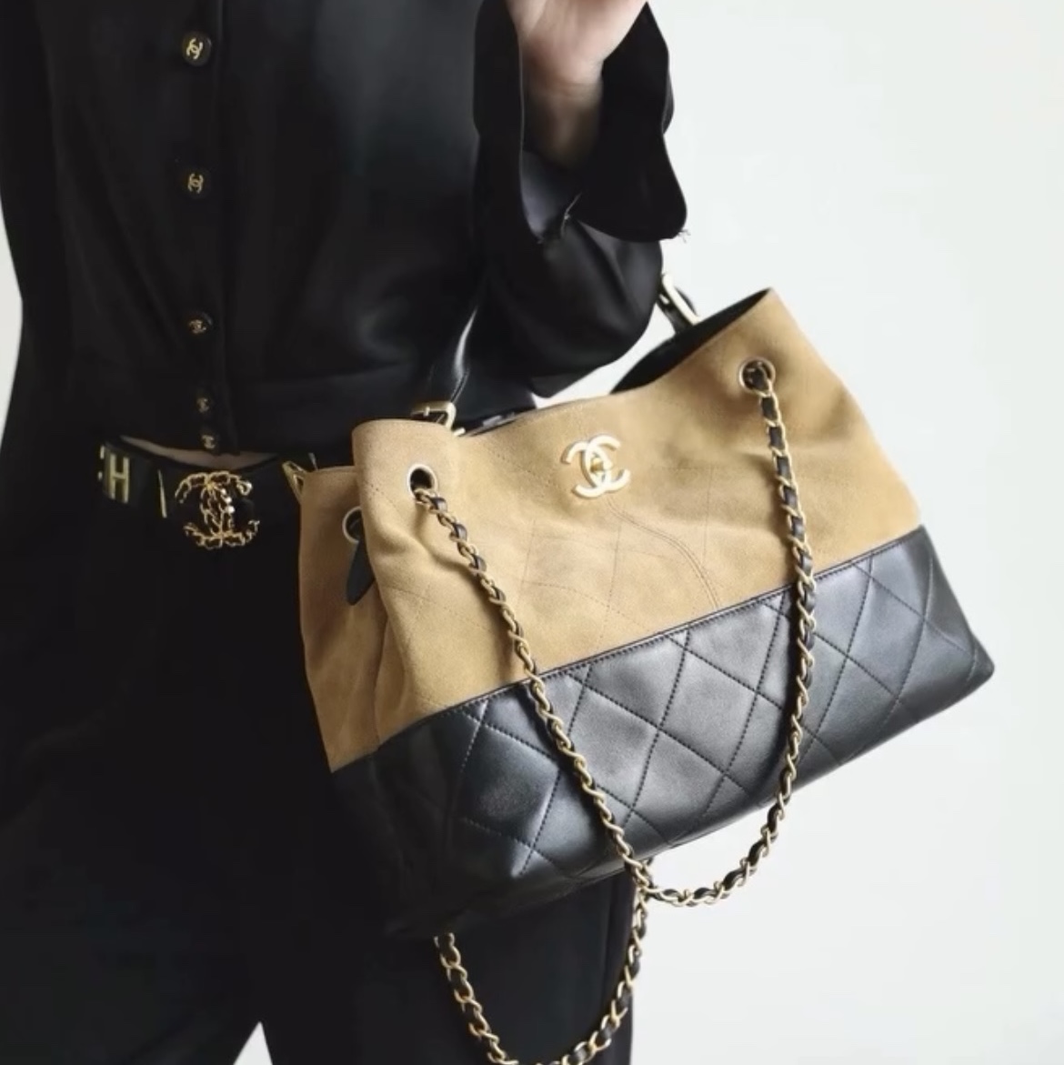 Chanel Small Shopping Bag Suede Calfskin Lambskin & Gold Beige Black 착용 스타일 - 1