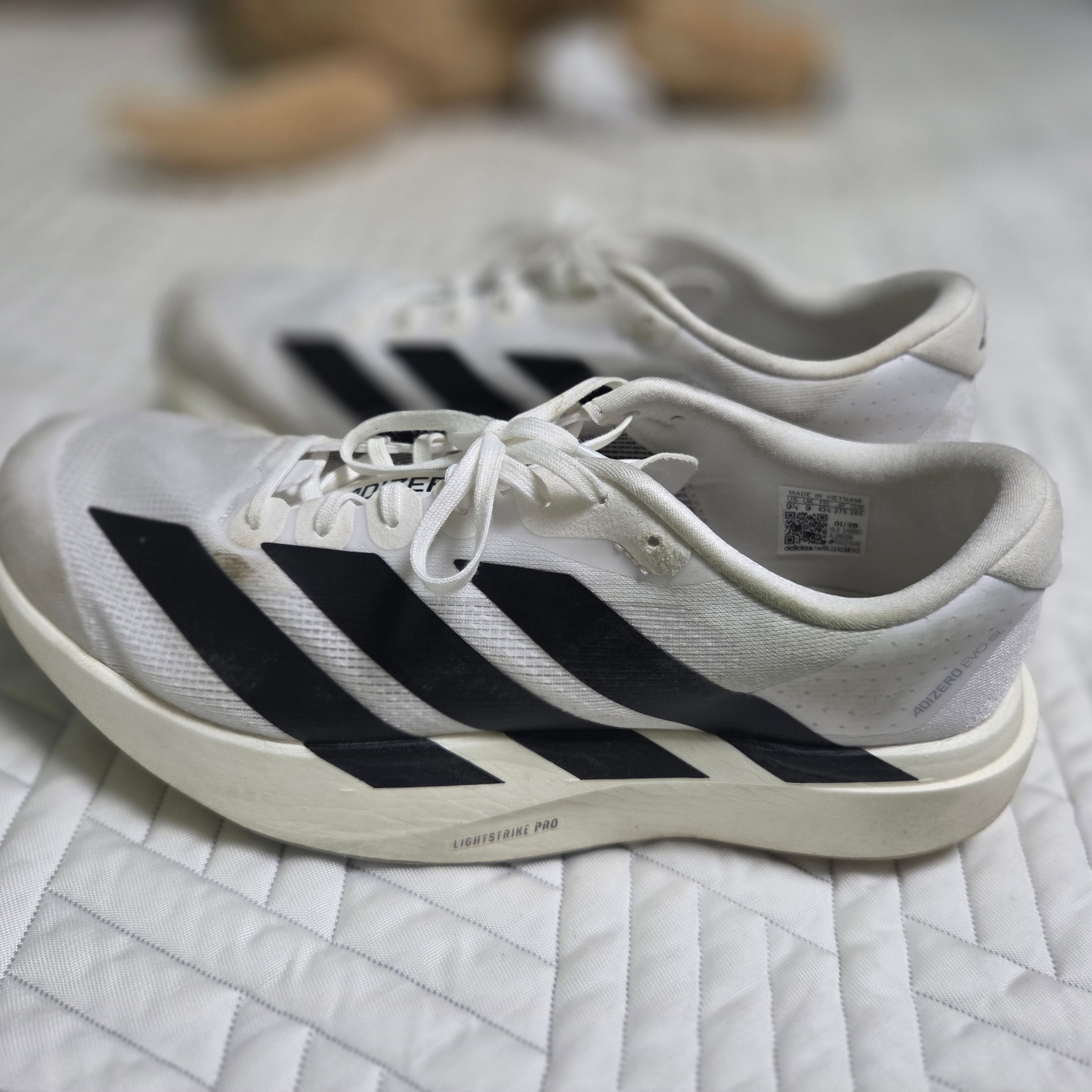 Adidas Adizero EVO SL Cloud White Core Black 착용 스타일
