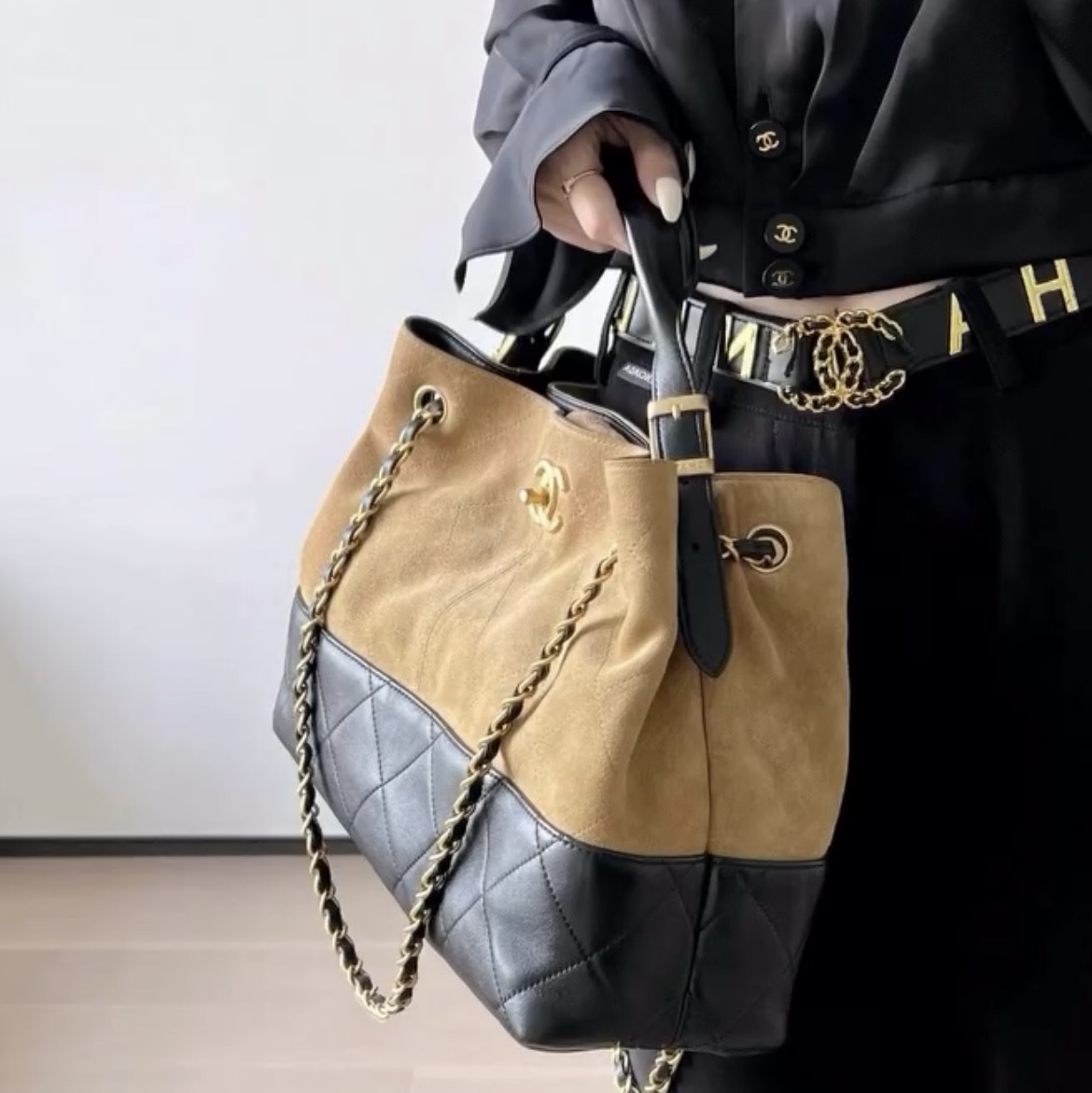 Chanel Small Shopping Bag Suede Calfskin Lambskin & Gold Beige Black 착용 스타일 - 3