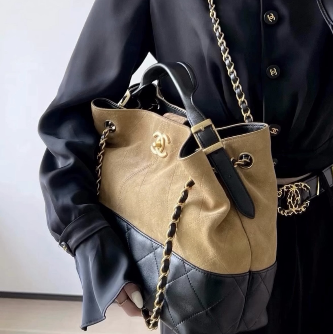 Chanel Small Shopping Bag Suede Calfskin Lambskin & Gold Beige Black 착용 스타일 - 3