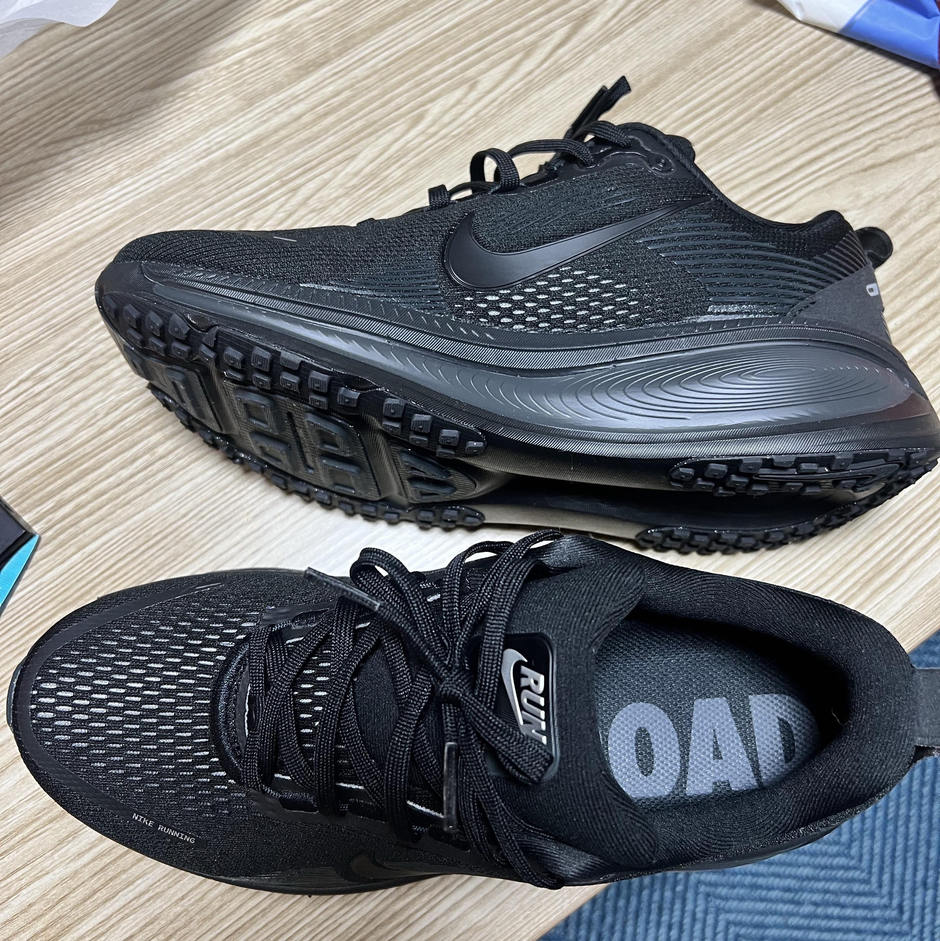 Nike Vomero 18 Black Dark Smoke Grey 착용 스타일