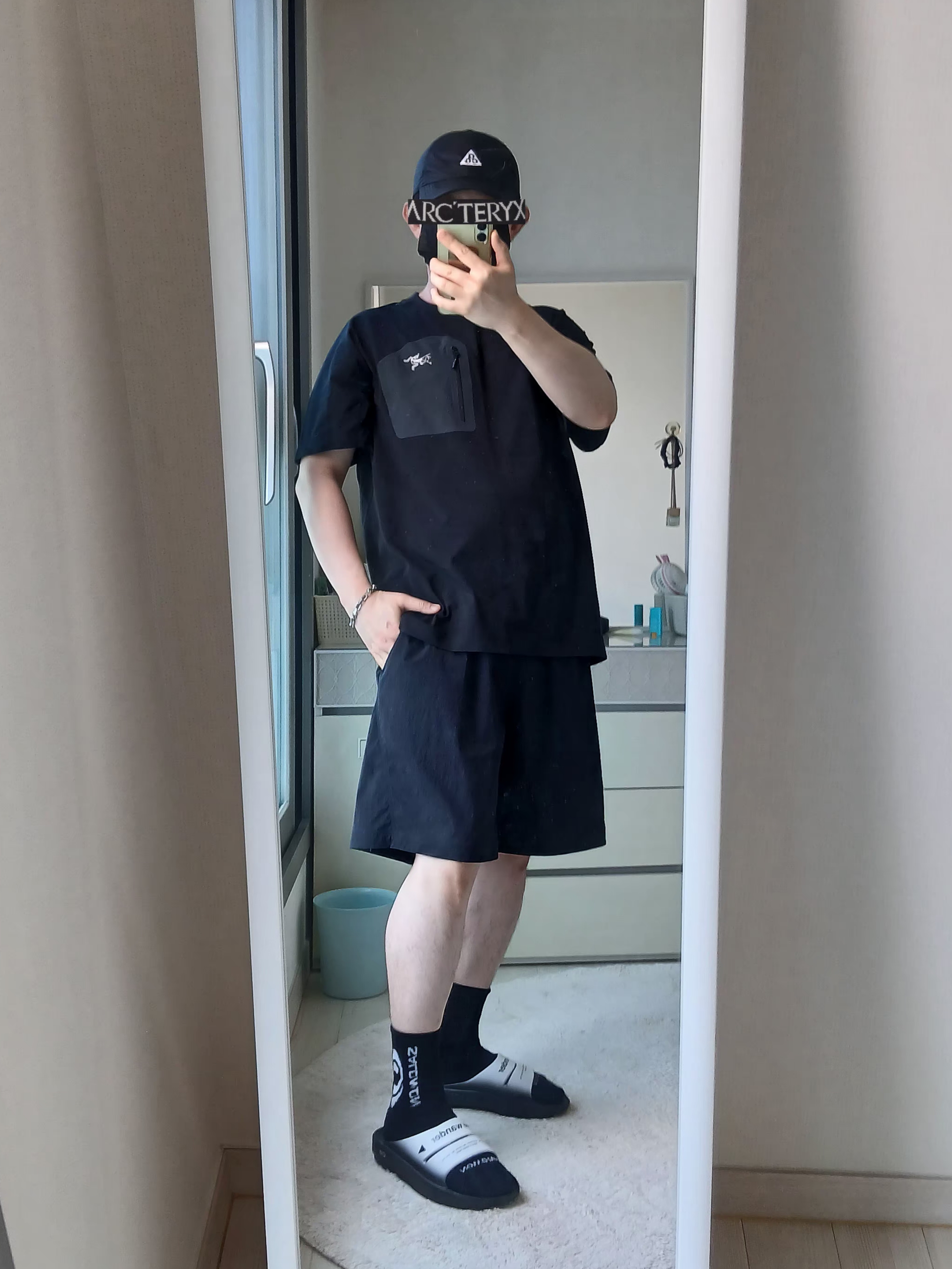 Nike ACG Trail Cap Black, Arc'teryx Konseal Pocket T-Shirt Black Grey 착용 스타일 - 1