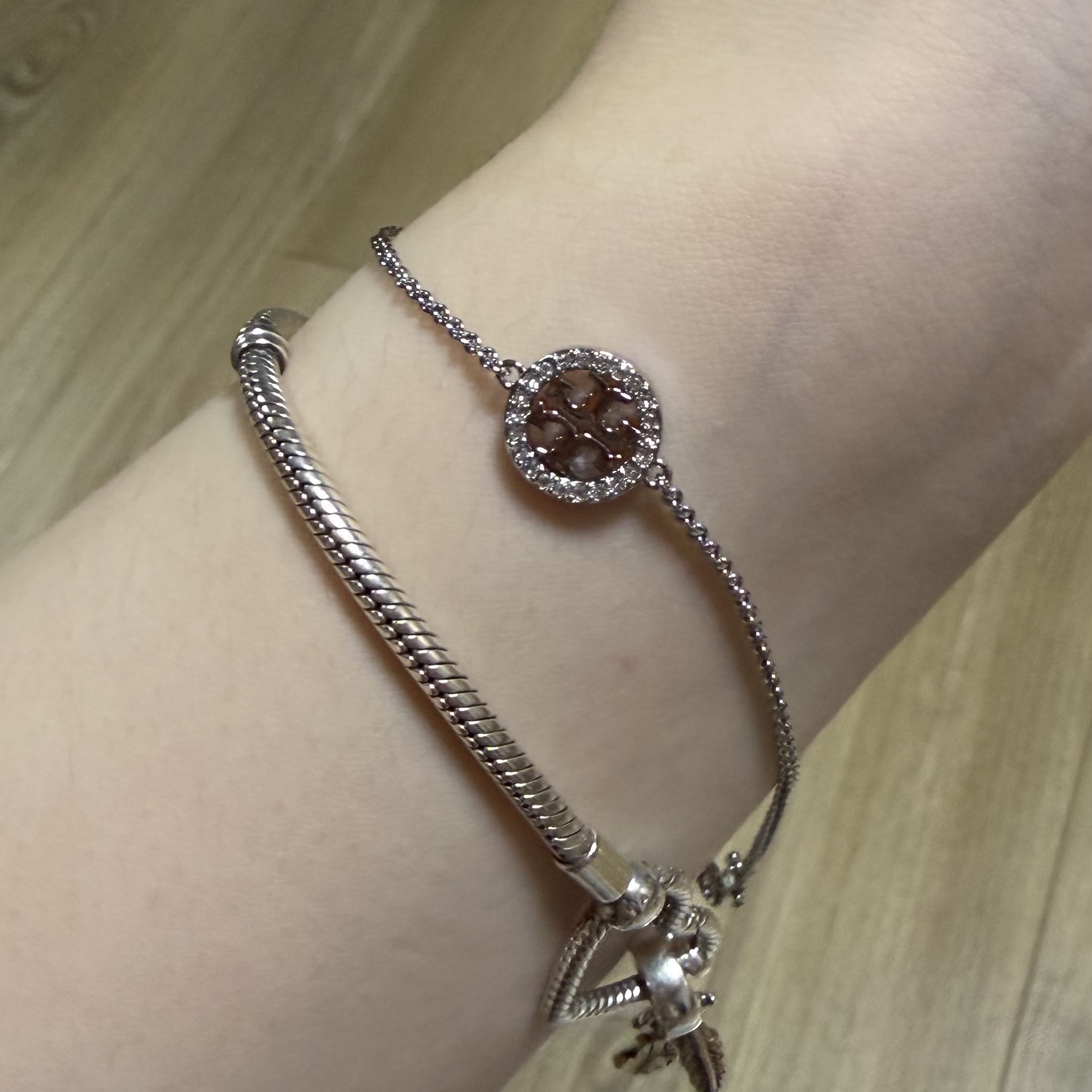 (W) Tory Burch Miller Pave Chain Bracelet Tory Silver Crystal, (W) Pandora Moments Heart Closure Snake Chain Bracelet Sterling Silver Clear 착용 스타일
