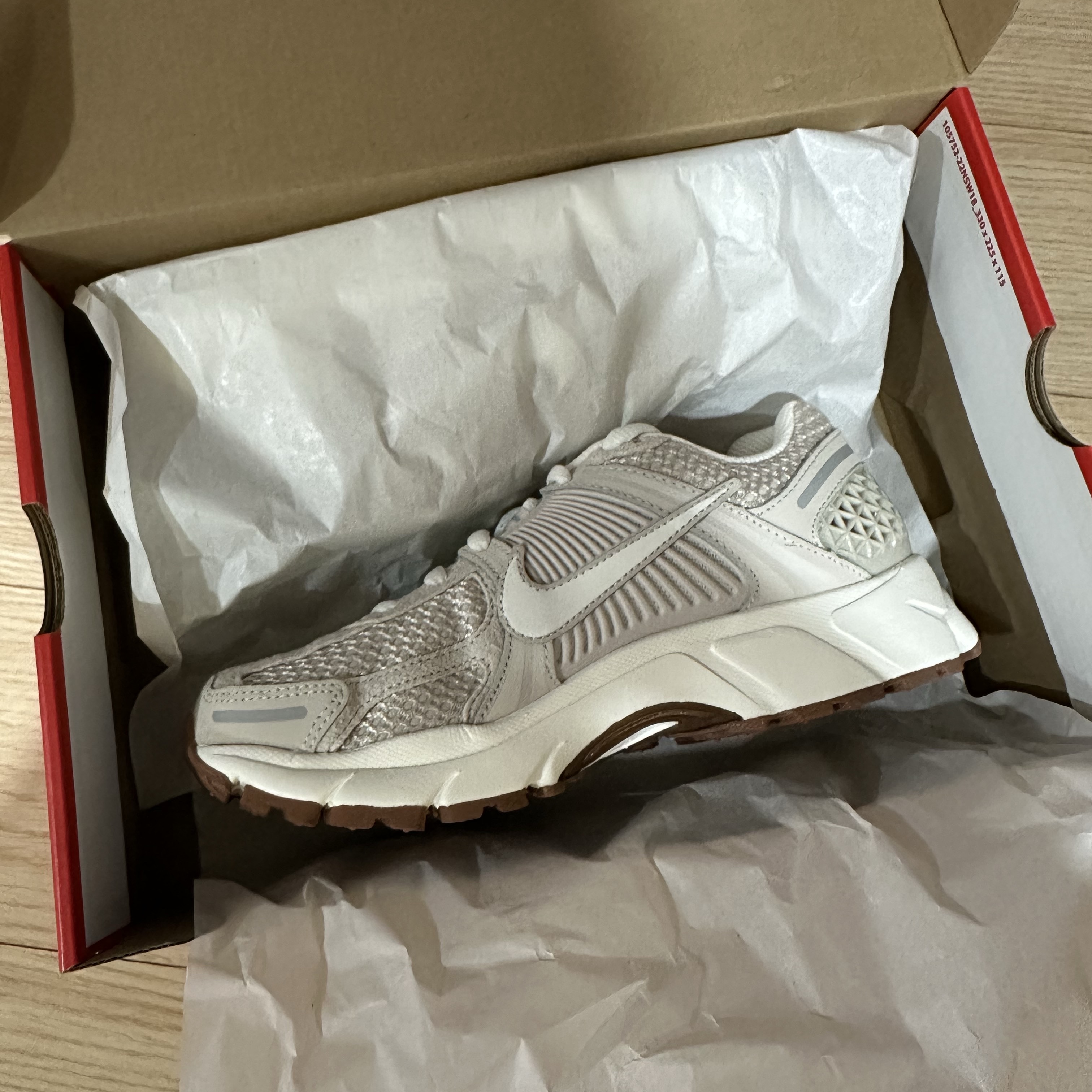 (W) Nike Zoom Vomero 5 Light Orewood Brown 착용 스타일