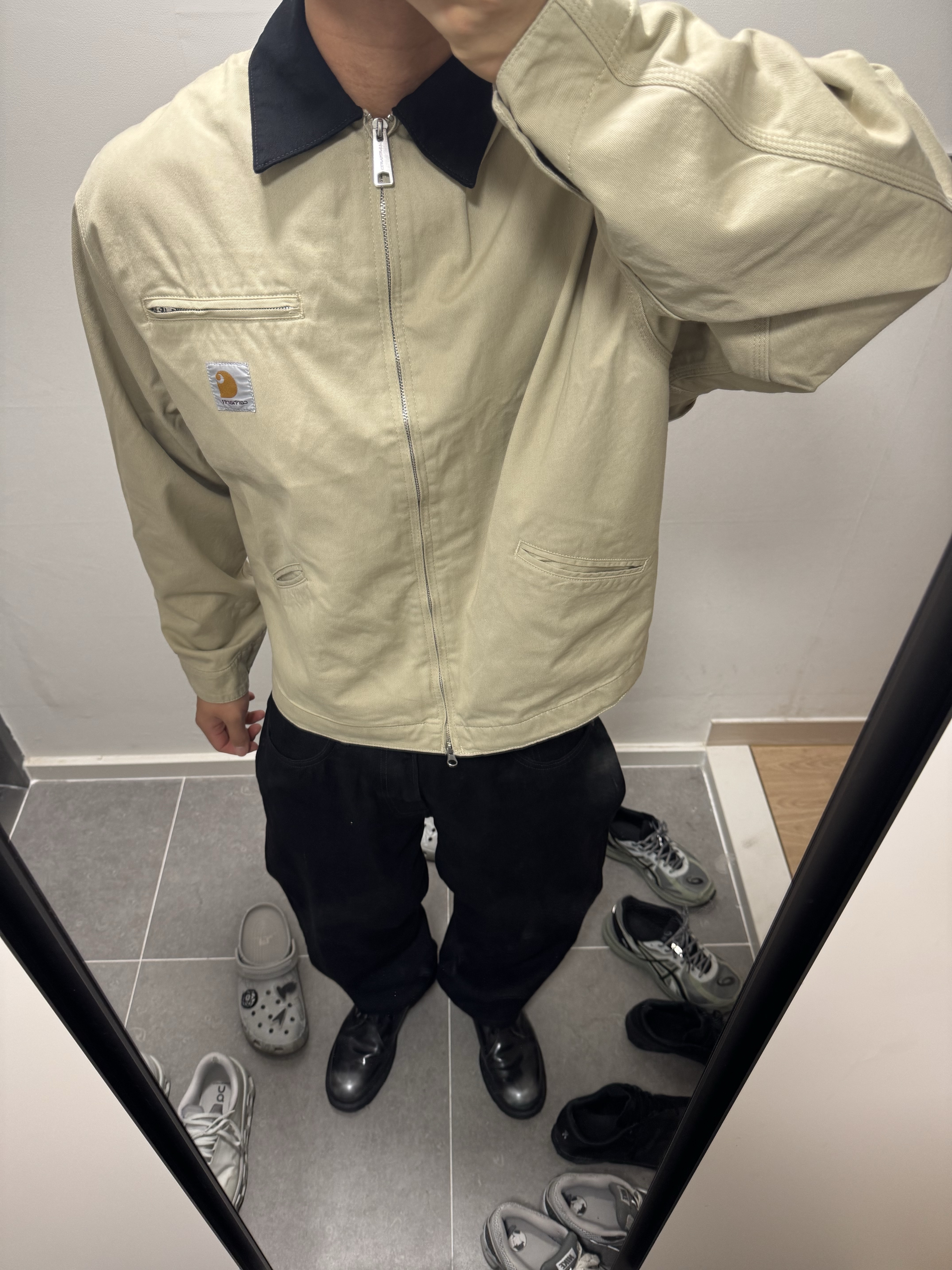 Carhartt WIP OG Detroit Jacket Barchan Black Rinsed, Dr. Martens x Supreme 1461 Gray Silver 착용 스타일