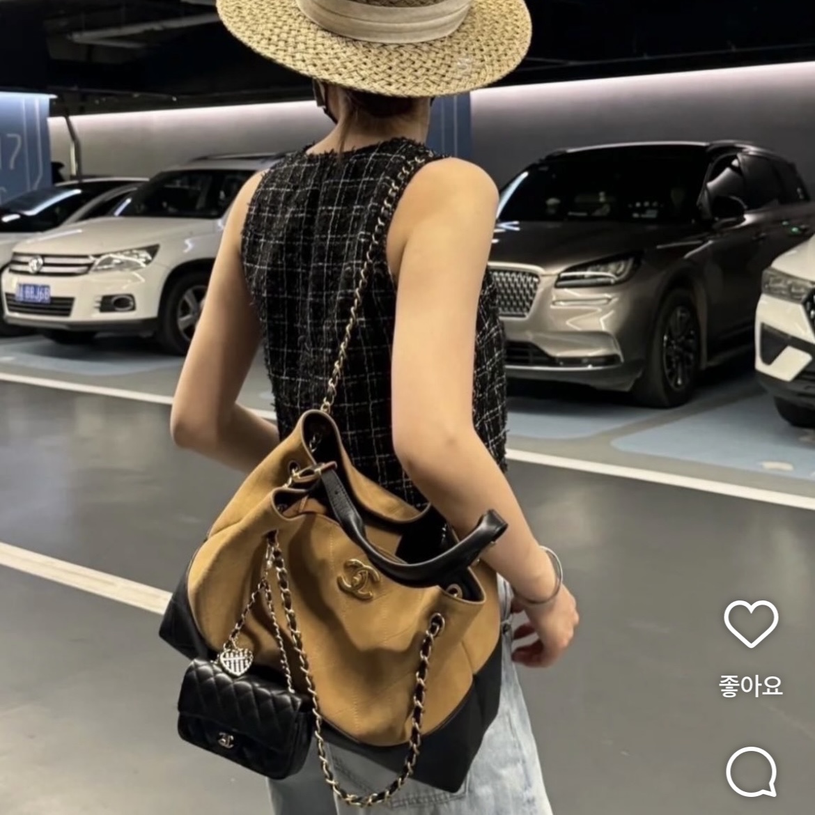 Chanel Small Shopping Bag Suede Calfskin Lambskin & Gold Beige Black 착용 스타일