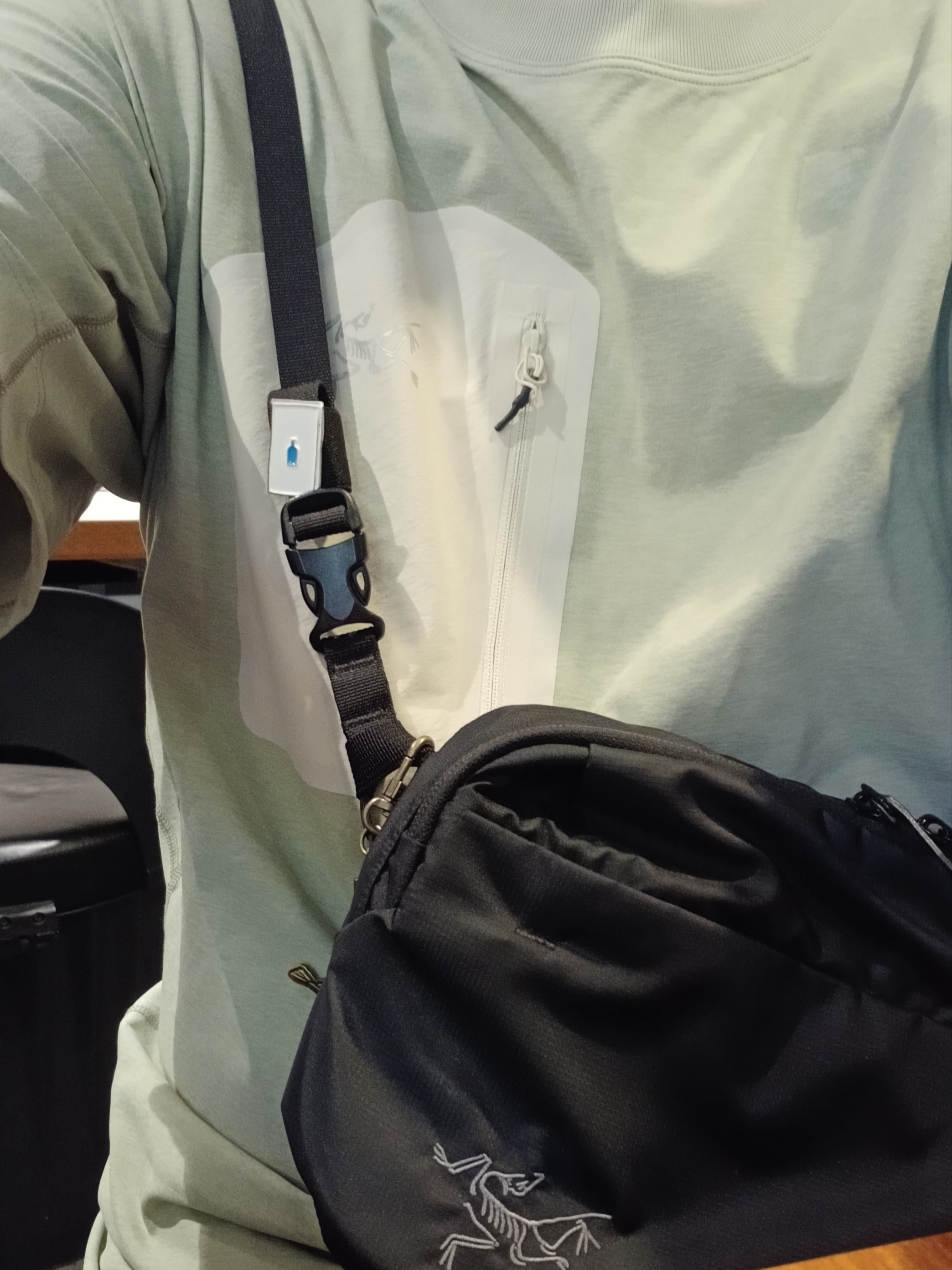 Arc'teryx Konseal Pocket SS T-Shirt Habitat, Arc'teryx Heliad 6 Crossbody Bag Black 착용 스타일 - 1